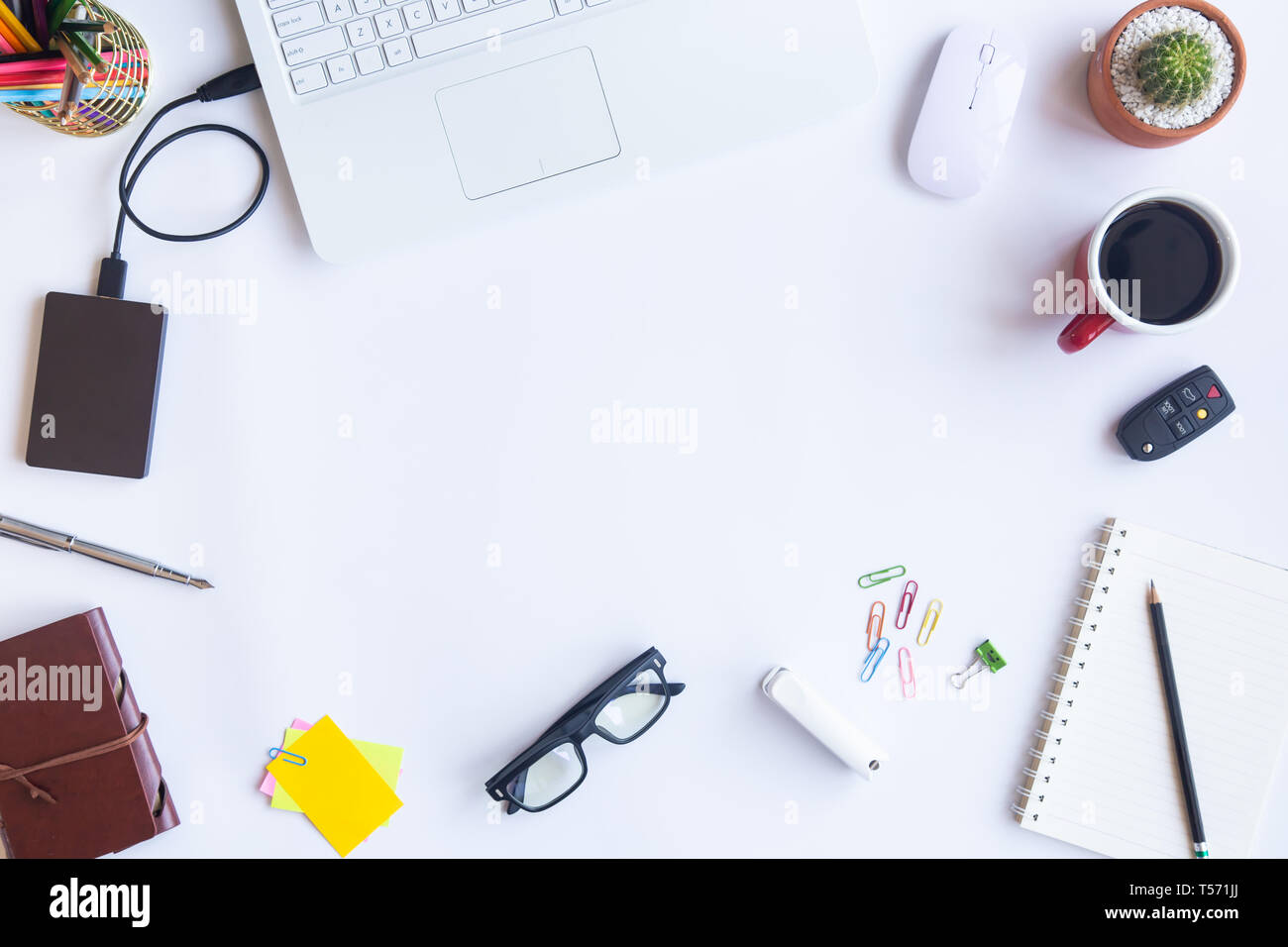 White desk office con laptop, smartphone e altre forniture di lavoro con tazza di caffè. Vista da sopra con copia spazio per immettere il testo. Area di lavoro di designer Foto Stock