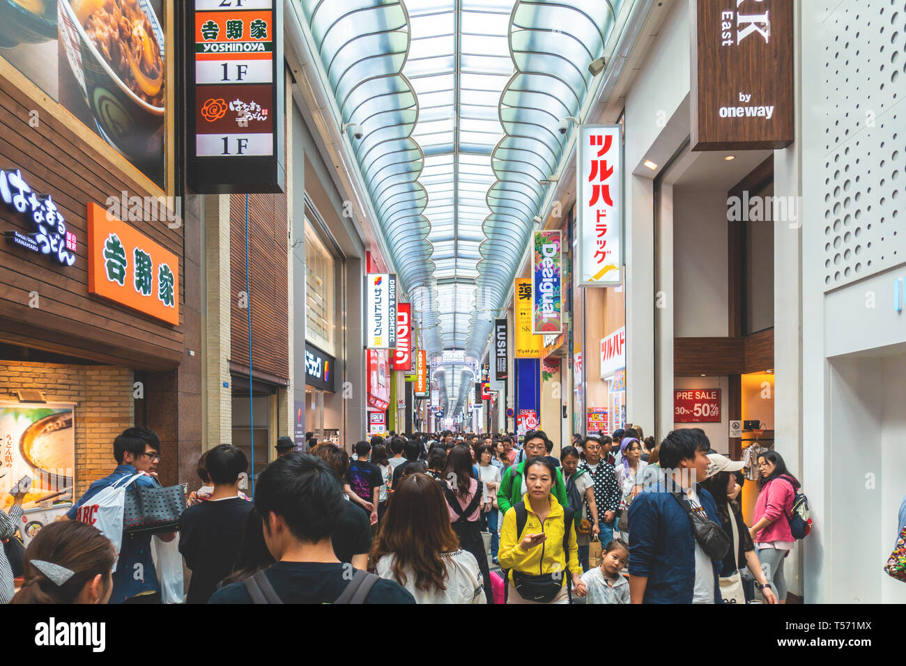 Osaka, Giappone - 26 Maggio 2018: un classico street di Shinsaibashi, il famoso quartiere dello shopping di Osaka. Foto Stock