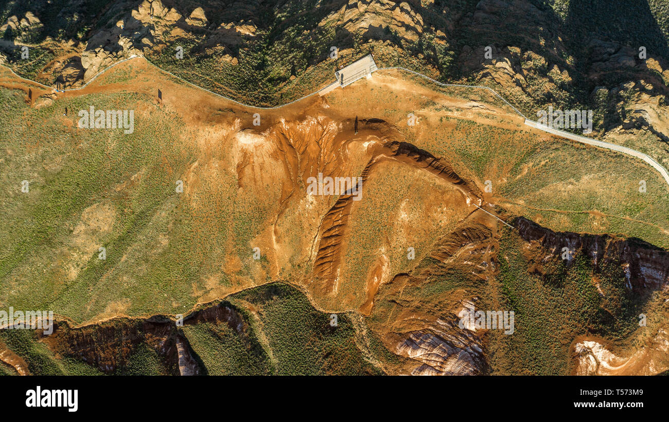 Paesaggio insolito. Montagna Grande Bogdo nella regione di Astrakhan, Russia. Luogo sacro per la pratica del buddhismo. Il solo unico elevazione naturale tra t Foto Stock