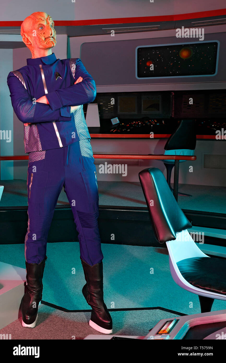 Bad Munder, Deutschland. Xviii Apr, 2019. GEEK ARTE - Bodypainting incontra fantascienza, fantasy e più: 'Star Trek Discovery' Photoshooting con Enrico Lein come Saru sul ponte dell'astronave Enterprise presso il Centro Filmwelt. Bad Munder, 18.04.2019 - Un progetto per il fotografo Tschiponnique Skupin e Bodypainters e trasformatori Enrico Lein | Utilizzo di credito in tutto il mondo: dpa/Alamy Live News Foto Stock