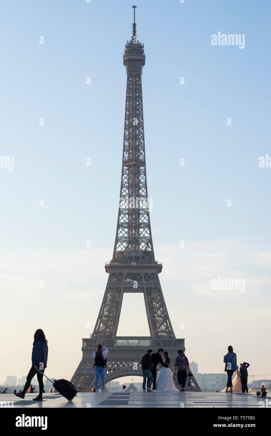 Parigi, Francia. Xxi Aprile 2019. Sunrise presso la Torre Eiffel, e lungo il Fiume Senna, la Domenica di Pasqua mattina a Parigi. Turisti e coppie godono il famoso punto di riferimento su una bella mattina all'alba nella romantica capitale francese. Credito: Francesca Moore/Alamy Live News Foto Stock