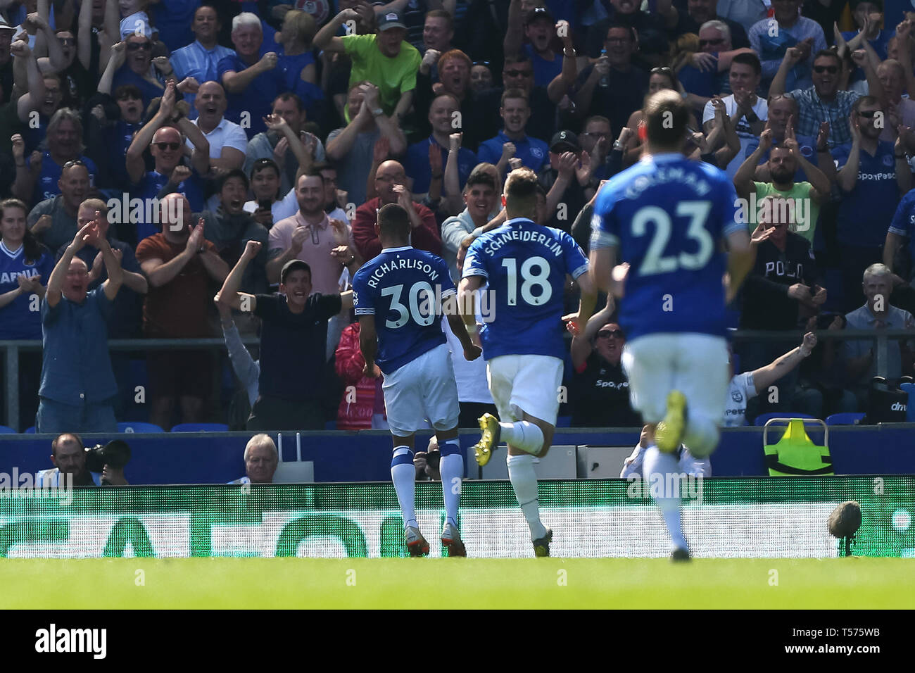 Richarlison di Everton celebra dopo aver effettuato il punteggio 1-0 durante il cielo di scommessa match del campionato tra Bolton Wanderers e Aston Villa a macron Stadium il 19 aprile 2019 a Bolton, Inghilterra. (Foto di Tony Taylor/phcimages.com) Foto Stock