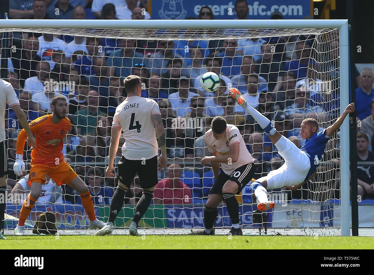 Richarlison di Everton punteggi per renderlo 1-0 durante il cielo di scommessa match del campionato tra Bolton Wanderers e Aston Villa a macron Stadium il 19 aprile 2019 a Bolton, Inghilterra. (Foto di Tony Taylor/phcimages.com) Foto Stock