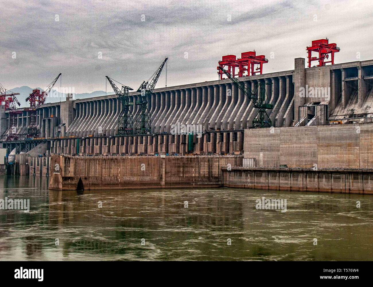 Ottobre 24, 2006 - Hubei, Cina - La Cina del controverso Diga delle Tre Gole in costruzione. A cavallo del fiume Yangtze nella provincia di Hubei è il più grande progetto intrapreso in Cina dopo la Grande Muraglia. Uno e mezzo miglia di larghezza da più di 600 piedi alto, quando completamente operativo sarà il più grande del mondo di energia idroelettrica e di stazione preferita è la sosta per la visita dei turisti. (Credito Immagine: © Arnold Drapkin/ZUMA filo) Foto Stock