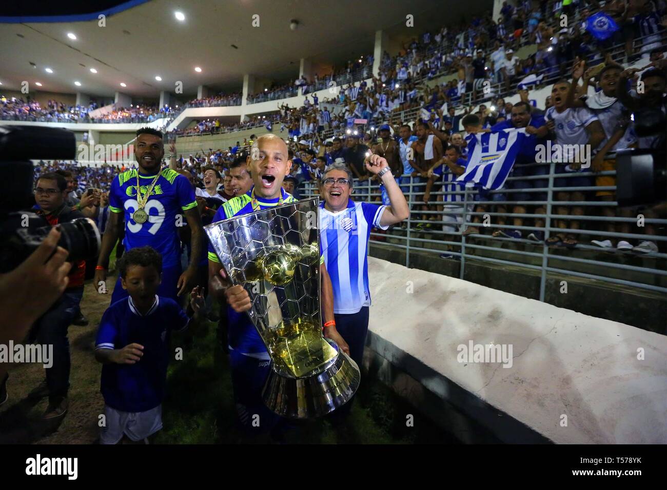 AL - Maceio - 04/21/2019 - Alagoano 2019, CRB x CSA - CSA del lettore Carlinhos celebra con ventole a re Pele Stadium per stato di campionato 2019. Foto: Itawi Albuquerque / AGIF Foto Stock