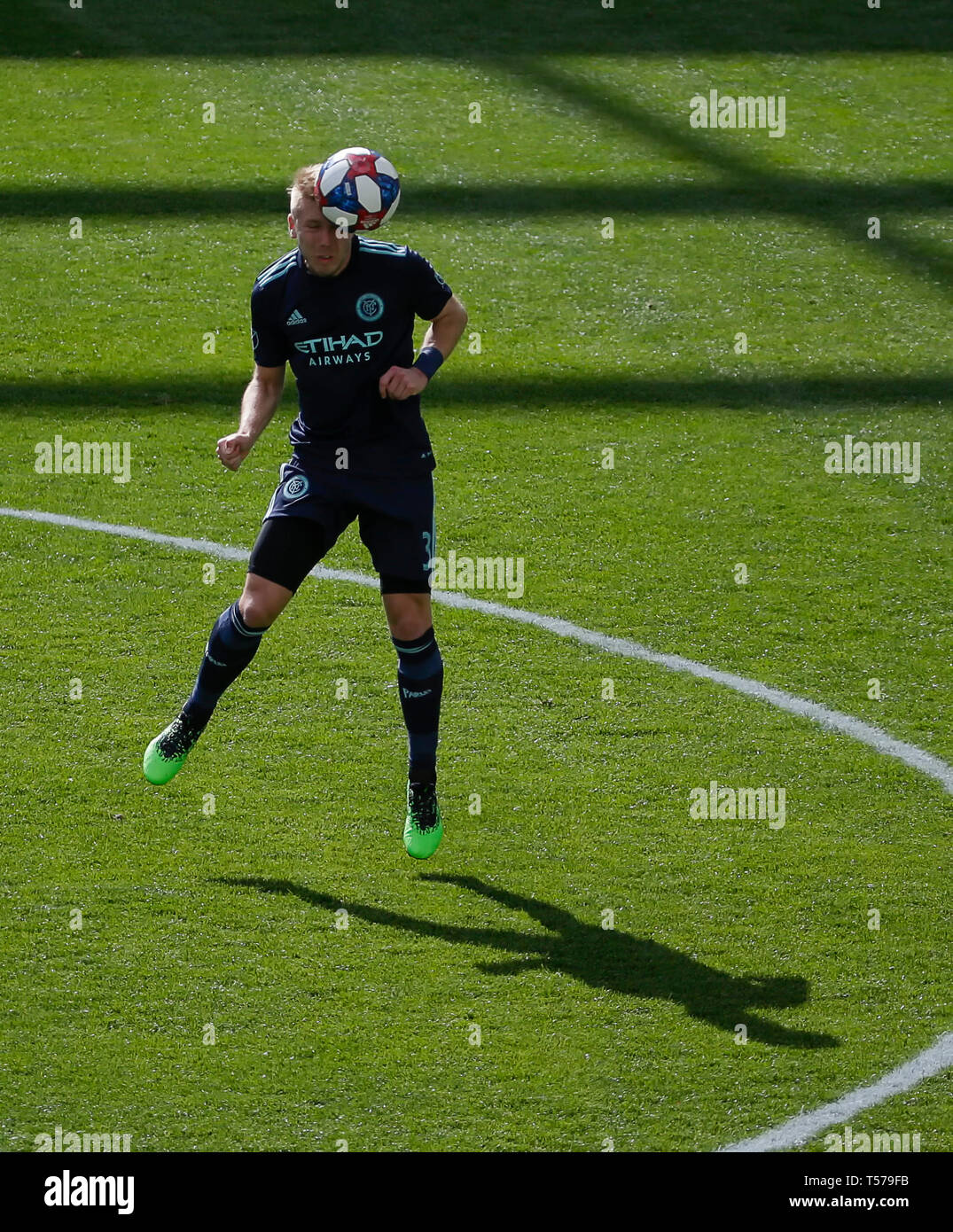 Washington DC, Stati Uniti d'America. Xxi Aprile, 2019. New York City FC Defender (3) Anton Tinnerholm capi la palla durante una sequenza di lunghezza massima MLS partita di calcio tra la c.c. Regno e il New York City Football Club in campo Audi a Washington DC. Justin Cooper/CSM/Alamy Live News Foto Stock