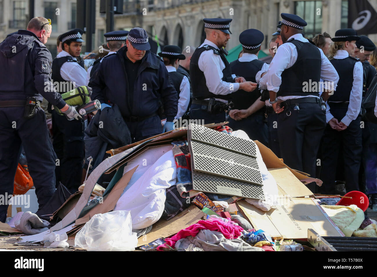 Una grande quantità di rifiuti è visto presso la Oxford Circus durante il quinto giorno del cambiamento climatico protesta da parte di la ribellione di estinzione Gruppo movimento Un grande numero di presenza della polizia intorno al rosa yacht come essi ONU-bond gli attivisti che incollati stessi e la polizia si prepara a rimuoverli dal sito. Secondo la polizia si è riunito, oltre mille militanti sono stati arrestati poiché la dimostrazione è iniziato il 11 aprile 2019. Foto Stock