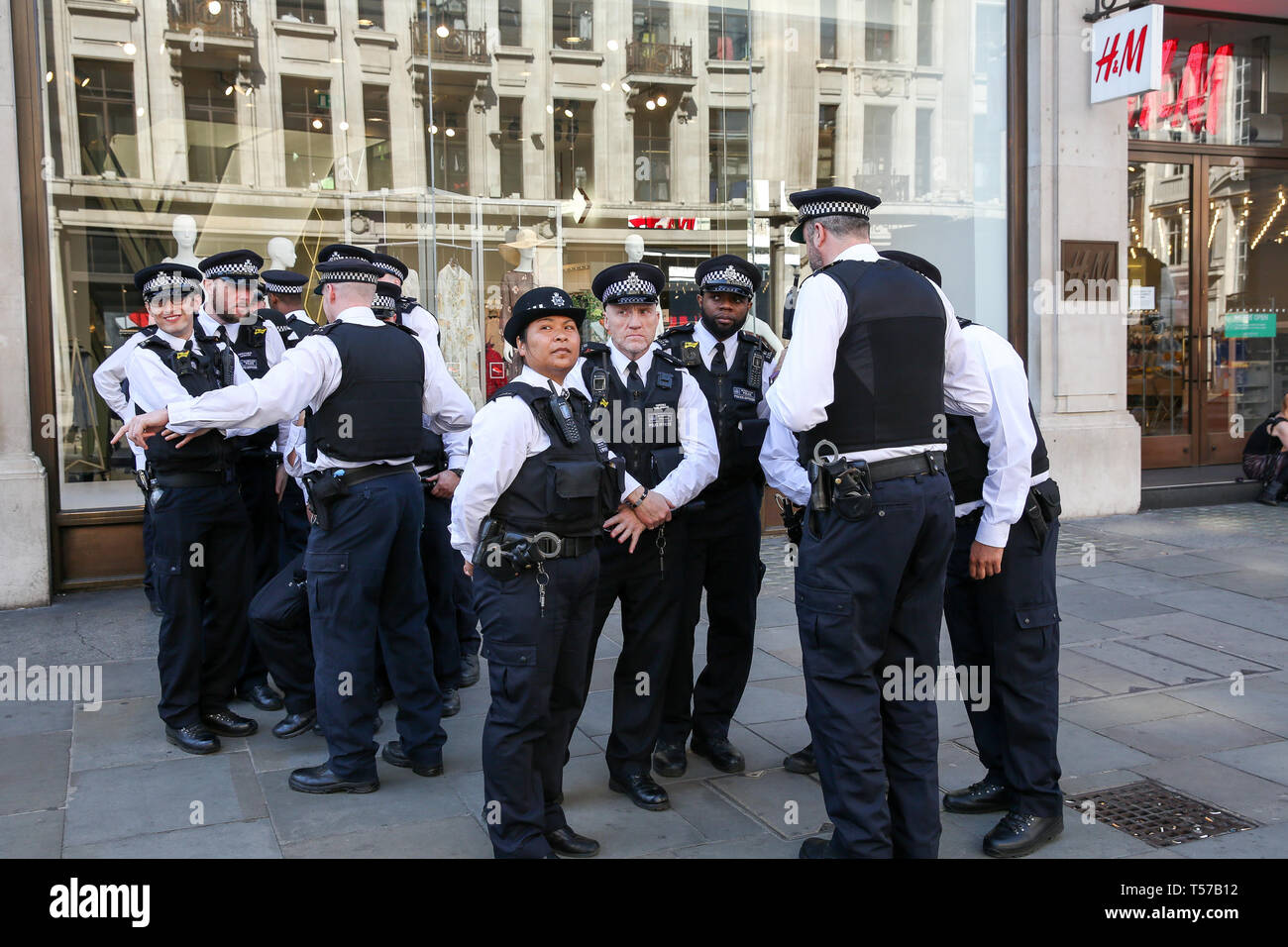 Funzionario di polizia sono visti presso la Oxford Circus durante il quinto giorno del cambiamento climatico protesta da parte di la ribellione di estinzione Gruppo movimento Un grande numero di presenza della polizia intorno al rosa yacht come essi ONU-bond gli attivisti che incollati stessi e la polizia si prepara a rimuoverli dal sito. Secondo la polizia si è riunito, oltre mille militanti sono stati arrestati poiché la dimostrazione è iniziato il 11 aprile 2019. Foto Stock