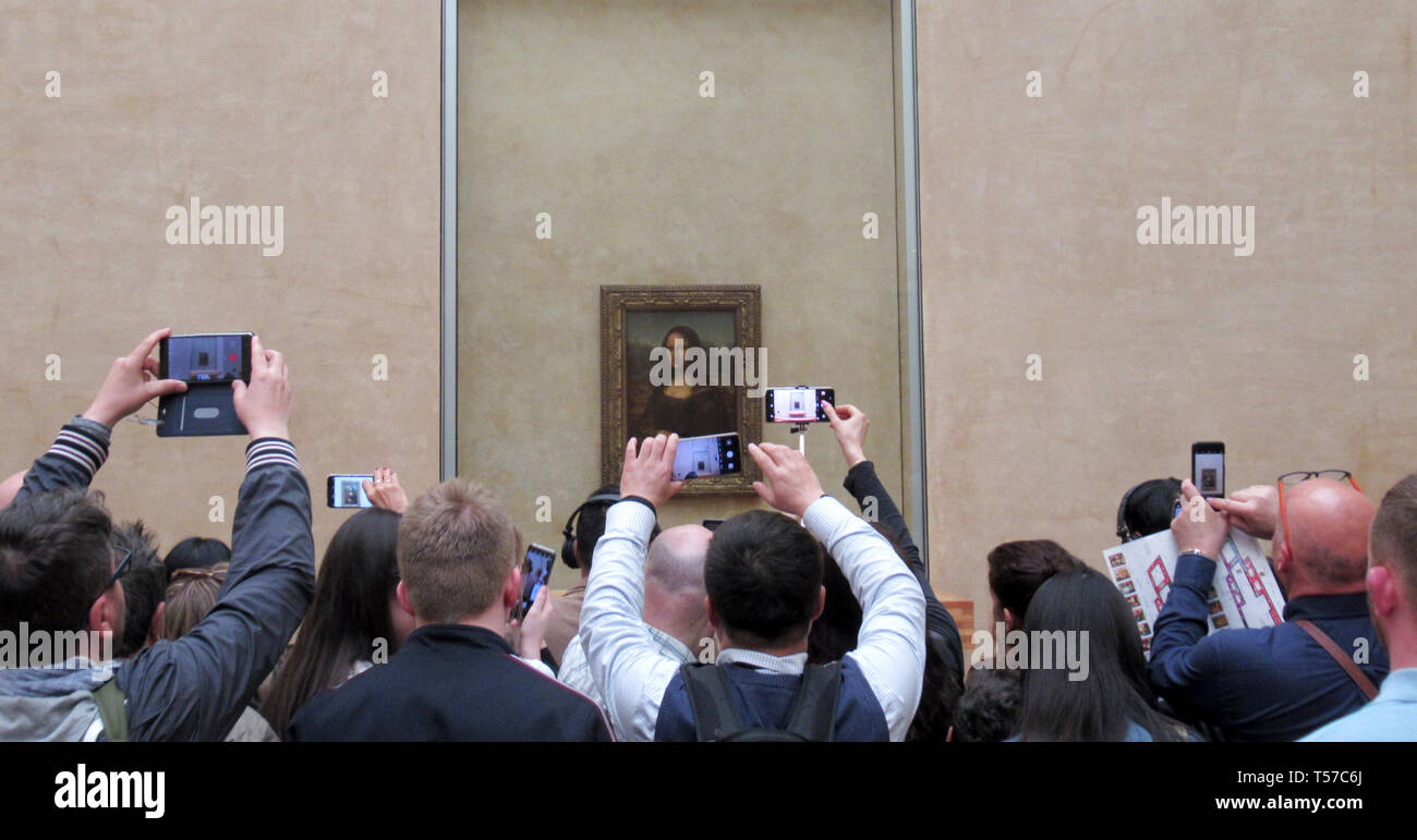 12 aprile 2019, France (Francia), Paris: visitatori stand con i loro telefoni cellulari e smartphone di fronte Leonardo da Vinci la 'Mona Lisa' al Louvre. Giorno dopo giorno, c'è questo spettacolo al museo del Louvre di Parigi - di fronte alla Mona Lisa. Il celebre dipinto creato da Leonardo da Vinci più di cinquecento anni fa, attrae milioni di visitatori ogni anno. Si tratta di uno dei più visitati di opere d'arte al mondo - e tuttavia è poco considerato. (A DPA-KORR.: 'Un Selfie con la Mona Lisa' dal 22.04.2019) Foto: Sabine Glaubitz/dpa Foto Stock