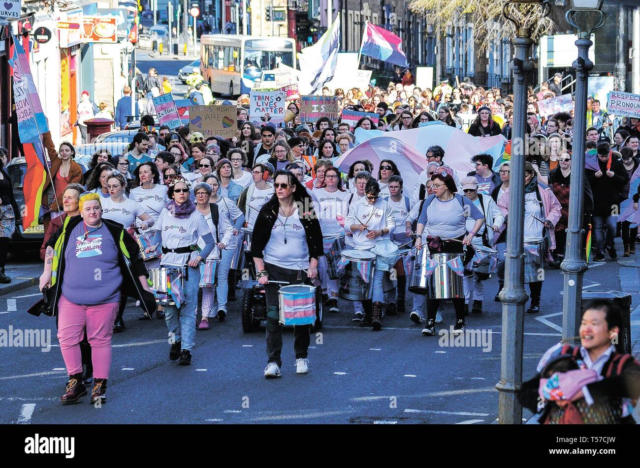 Dundee, Dundee, Regno Unito. 30 Mar, 2019. I partecipanti vedere a piedi sulla strada durante il mese di marzo.centinaia di membri della comunità LGBT hanno marciato attraverso Dundee come parte di Trans Pride Scozia 2019. Credito: Stewart Kirby SOPA/images/ZUMA filo/Alamy Live News Foto Stock