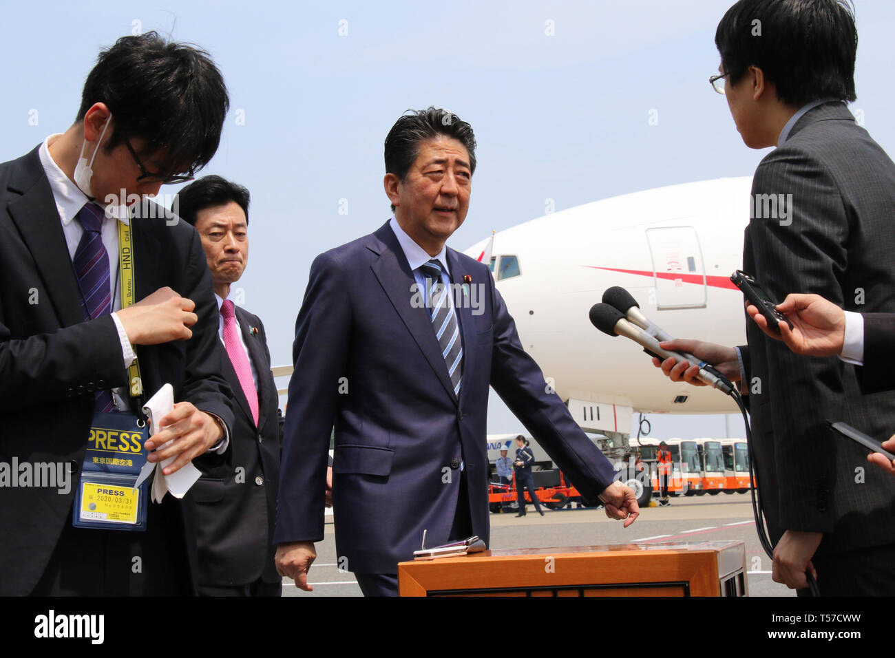 Tokyo, Giappone. 22 apr, 2019. Primo Ministro giapponese Shinzo Abe parla ai giornalisti prima che egli lasci il Tokyo International Airport di Parigi con il nuovo piano del governo Boeing 777 per otto giorni di visita ai paesi Europei e Nordamericani il lunedì, 22 aprile 2019. Abe si recherà in Francia, Italia, Belgio, Slovacchia, Canada e Stati Uniti. Credito: Yoshio Tsunoda/AFLO/Alamy Live News Foto Stock