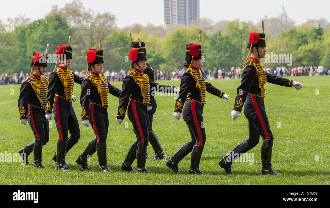 Londra, Regno Unito. Il 22 aprile 2019. I membri del re di truppa cavallo Royal Artillery dopo aver preso parte a una pistola 41 salutate in Hyde Park per contrassegnare il 93compleanno di Sua Maestà la Regina. Sei primi Wold War-Ser 13-pounder pistole di campo vengono utilizzati per il fuoco vuoto turni di artiglieria. Credito: Stephen Chung / Alamy Live News Foto Stock