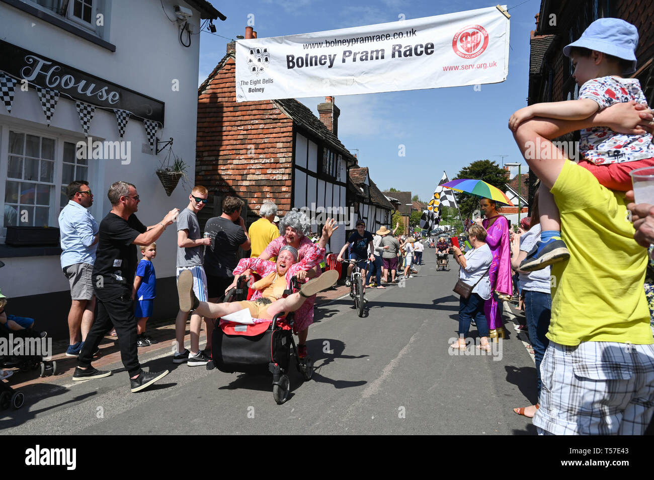 Bolney Sussex, Regno Unito. 22 apr, 2019. I concorrenti di finitura celebrare l annuale Bolney Pram gara nelle calde giornate di sole . Le corse annuali di inizio e fine in otto campane Pub nel villaggio ogni Pasqua lunedì festivo Credito: Simon Dack/Alamy Live News Foto Stock