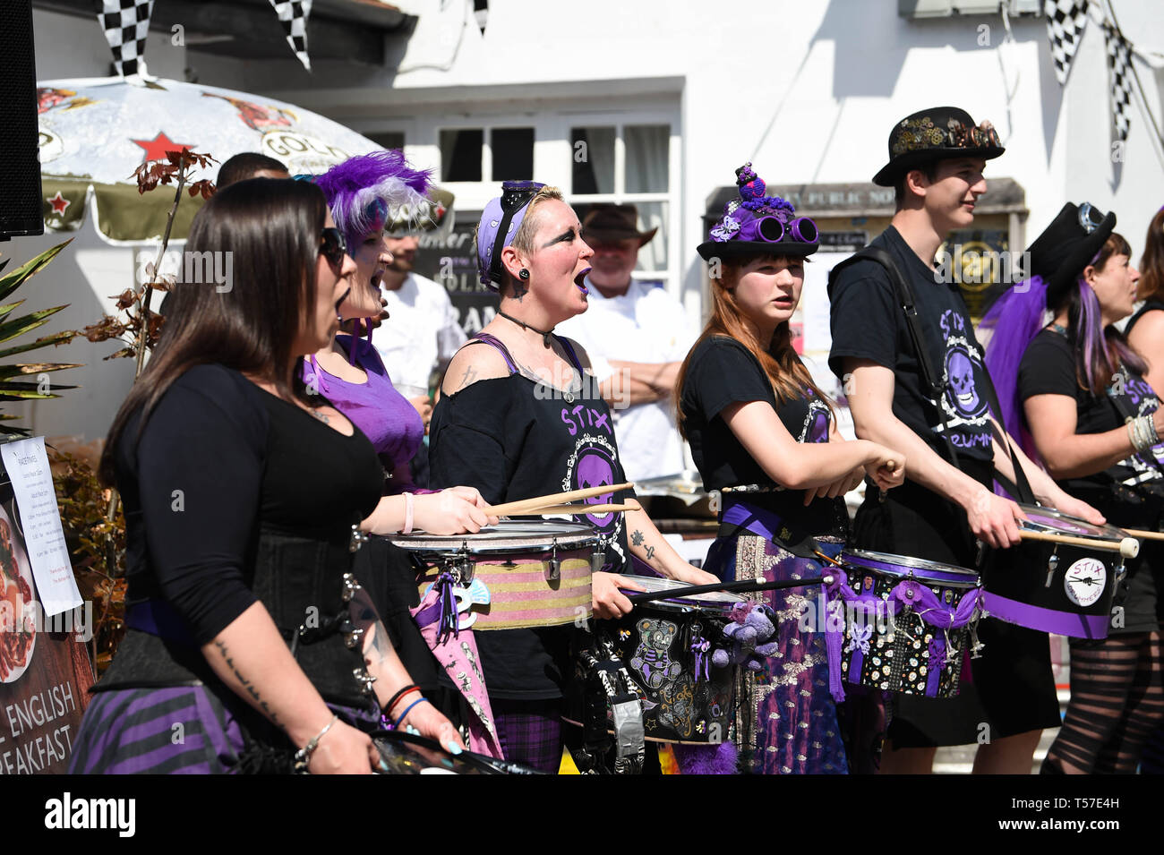 Bolney Sussex, Regno Unito. 22 apr, 2019. La Stix batteristi intrattenere la folla durante l annuale Bolney Pram gara nelle calde giornate di sole . Le corse annuali di inizio e fine in otto campane Pub nel villaggio ogni Pasqua lunedì festivo Credito: Simon Dack/Alamy Live News Foto Stock