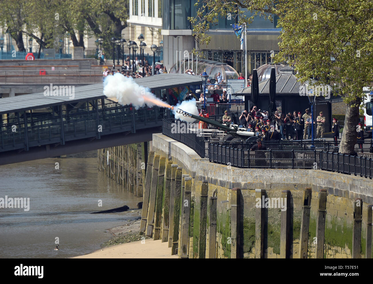Londra, Regno Unito. 22 apr, 2019. Torre di Londra il 22 aprile 2019. Pistola commemorativa omaggio per il 93Compleanno di Sua Maestà la Regina Elisabetta. Il 62 round omaggio a 1pm si è tenuto il lunedì festivo come nessun saluta in avvenire di domenica, la data effettiva del Queens compleanno Credito: MARTIN DALTON/Alamy Live News Foto Stock
