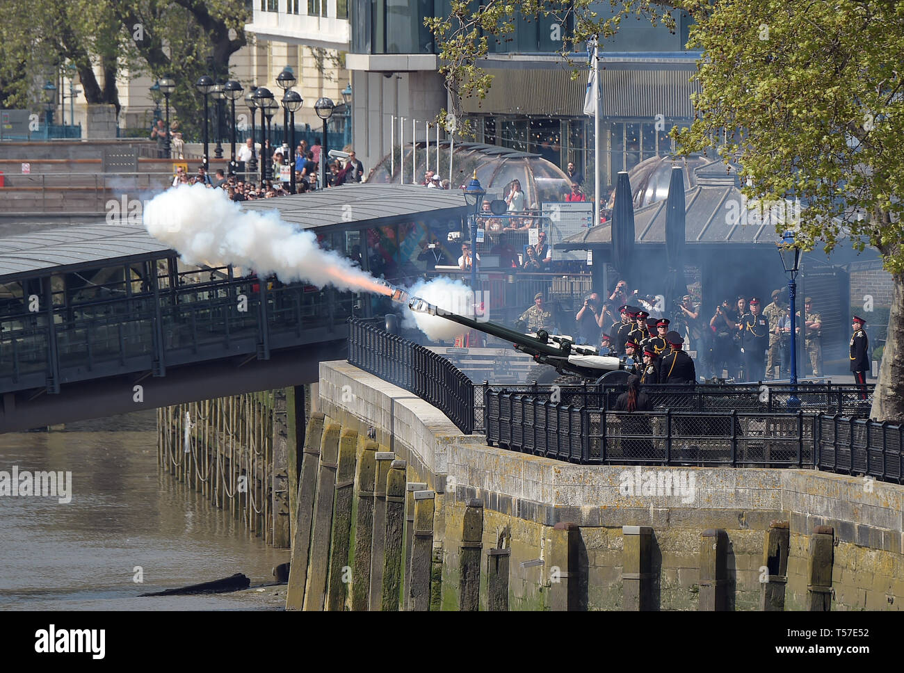 Londra, Regno Unito. 22 apr, 2019. Torre di Londra il 22 aprile 2019. Pistola commemorativa omaggio per il 93Compleanno di Sua Maestà la Regina Elisabetta. Il 62 round omaggio a 1pm si è tenuto il lunedì festivo come nessun saluta in avvenire di domenica, la data effettiva del Queens compleanno Credito: MARTIN DALTON/Alamy Live News Foto Stock