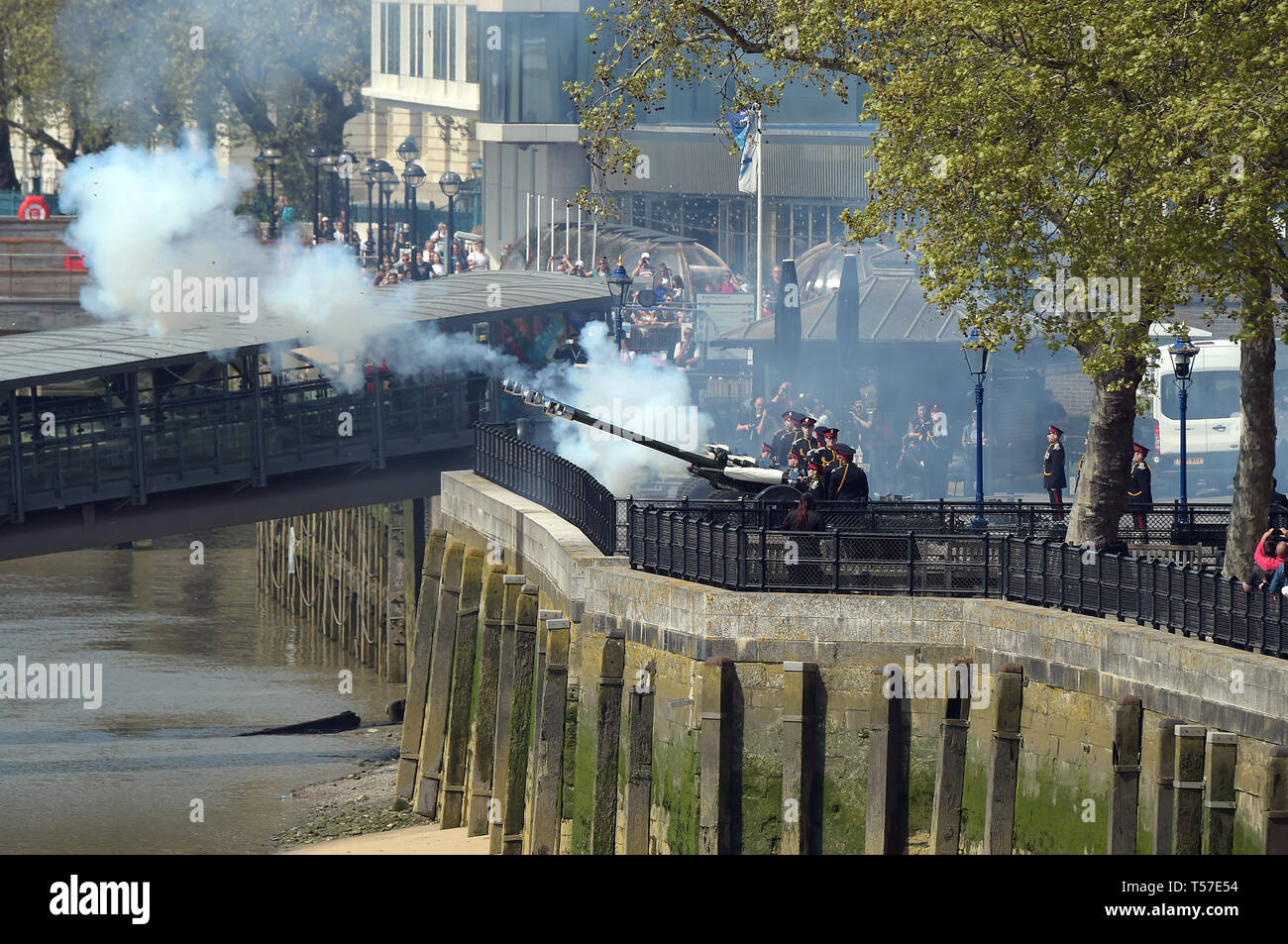 Londra, Regno Unito. 22 apr, 2019. Torre di Londra il 22 aprile 2019. Pistola commemorativa omaggio per il 93Compleanno di Sua Maestà la Regina Elisabetta. Il 62 round omaggio a 1pm si è tenuto il lunedì festivo come nessun saluta in avvenire di domenica, la data effettiva del Queens compleanno Credito: MARTIN DALTON/Alamy Live News Foto Stock