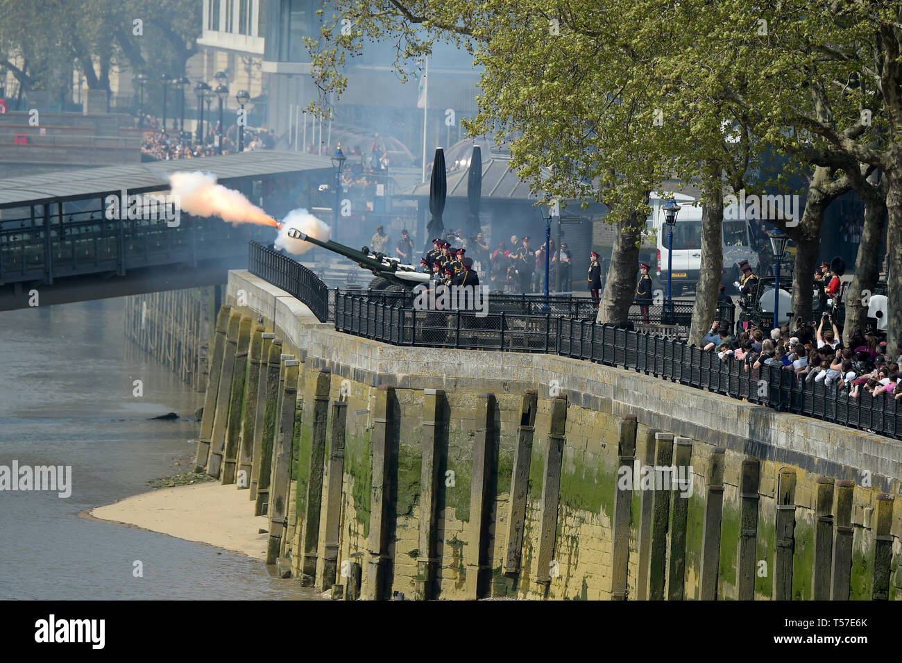 Londra, Regno Unito. 22 apr, 2019. Torre di Londra il 22 aprile 2019. Pistola commemorativa omaggio per il 93Compleanno di Sua Maestà la Regina Elisabetta. Il 62 round omaggio a 1pm si è tenuto il lunedì festivo come nessun saluta in avvenire di domenica, la data effettiva del Queens compleanno Credito: MARTIN DALTON/Alamy Live News Foto Stock