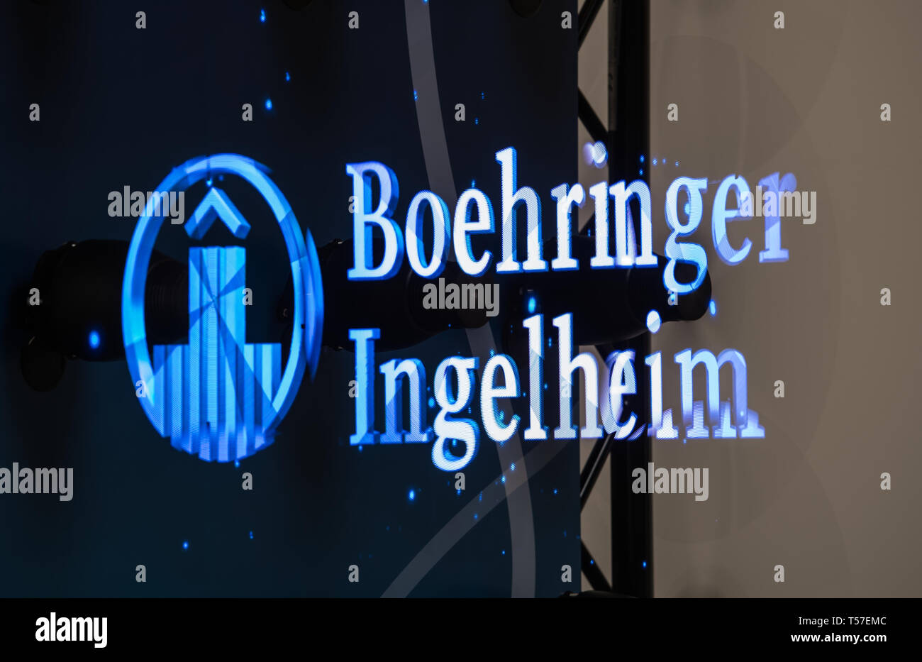 Ingelheim, Germania. Xviii Apr, 2019. Il lettering della società farmaceutica Boehringer Ingelheim visualizzata tridimensionalmente in una proiezione. Credito: Andreas Arnold/dpa/Alamy Live News Foto Stock