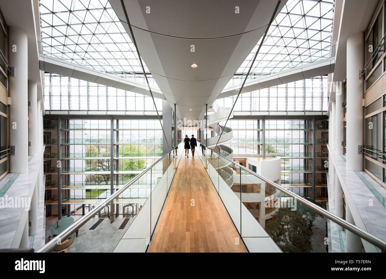 Ingelheim, Germania. Xvii Apr, 2019. Due dipendenti lavorano nella sede centrale della società farmaceutica Boehringer Ingelheim tramite una passerella di collegamento. Credito: Andreas Arnold/dpa/Alamy Live News Foto Stock