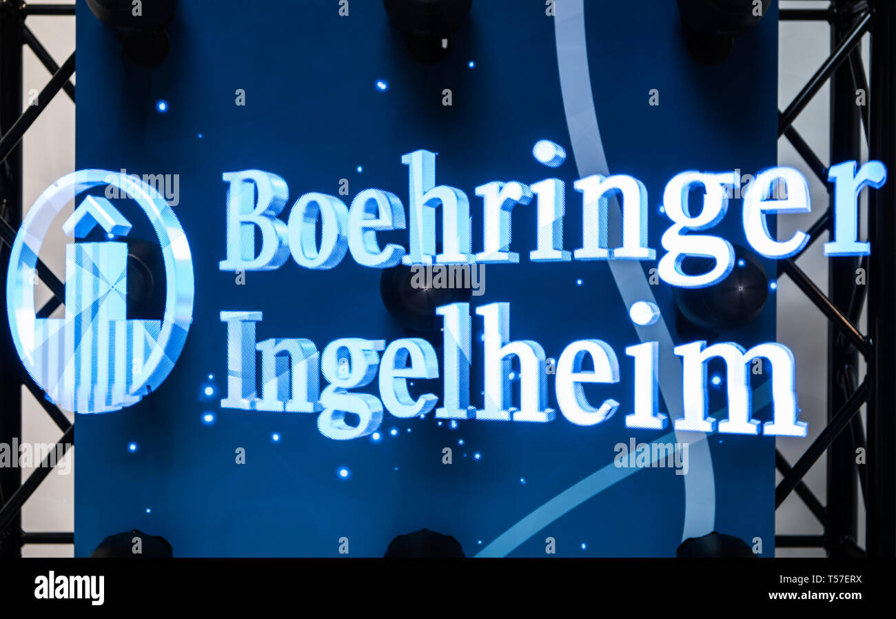 Ingelheim, Germania. Xviii Apr, 2019. Il lettering della società farmaceutica Boehringer Ingelheim visualizzata tridimensionalmente in una proiezione. Credito: Andreas Arnold/dpa/Alamy Live News Foto Stock