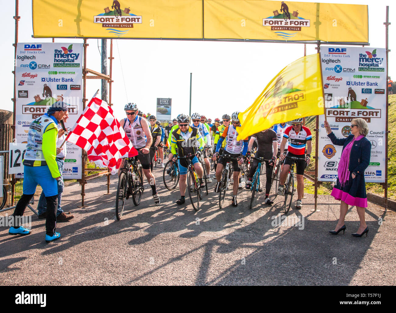 Crosshaven, County Cork, Irlanda. Il 22 aprile, 2019. /Declan Daly, Ulster Bank e Teresa Dineen, Lion Club ottenere pronto per avviare i piloti presso la linea di partenza del Fort 2 Fort carità ciclo a Camden Fort Meagher Crosshaven Co. Tappo di sughero. Il ciclo è di aiutare a raccogliere fondi per la Misericordia University Hospital Foundation, quattro città di Cork e la contea di Lions Clubs e Camden Fort Meagher restauro. Credito: David Creedon/Alamy Live News Foto Stock