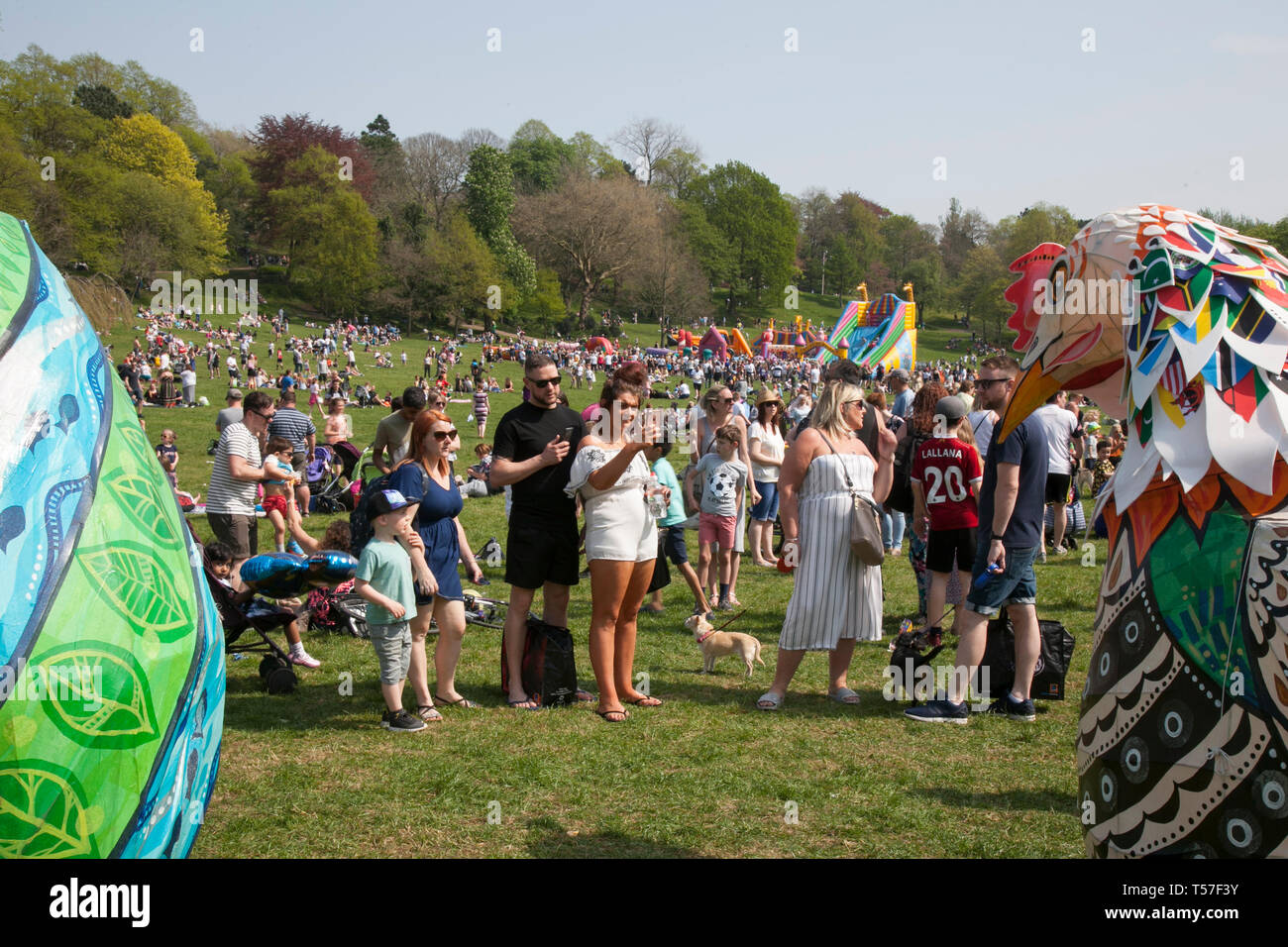 Carta-mache grande pollo di Pasqua a Preston, Lancashire. Aprile 2019. La parata del cofano di Pasqua, il finale delle celebrazioni nel parco di Avenham uno dei due luoghi soltanto in Inghilterra dove il festival tradizionale di Pasqua è praticato. Foto Stock