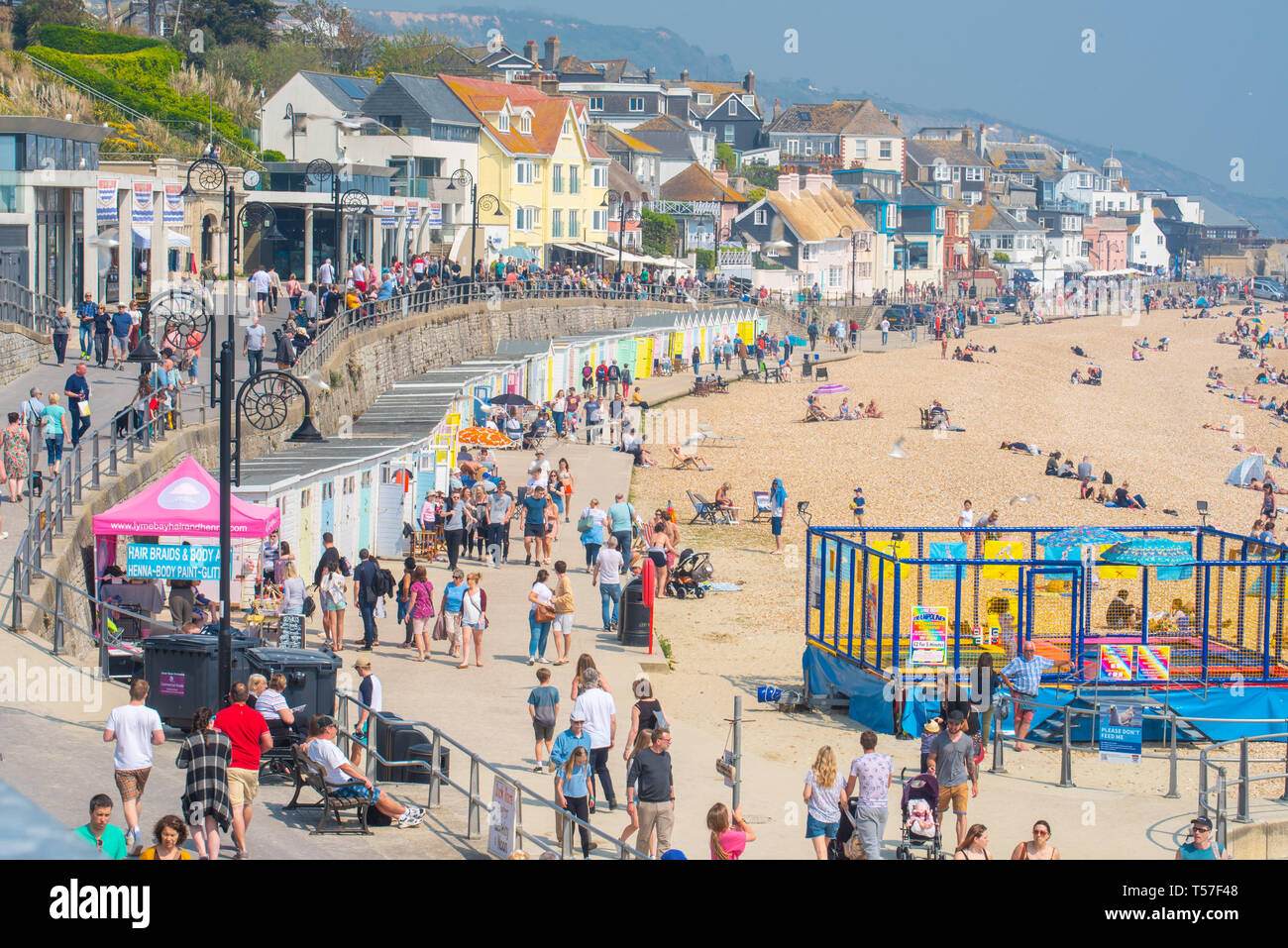 Lyme Regis, Dorset, Regno Unito. Il 22 aprile 2019. Meteo REGNO UNITO: folle di vacanzieri e amanti di spiaggia gregge alla graziosa spiaggia presso la località balneare di Lyme Regis per godere un pomeriggio di caldo e sole nebuloso sul bank holiday. Schiere di persone pack Marine Parade e la spiaggia. Credito: Celia McMahon/Alamy Live News. Foto Stock