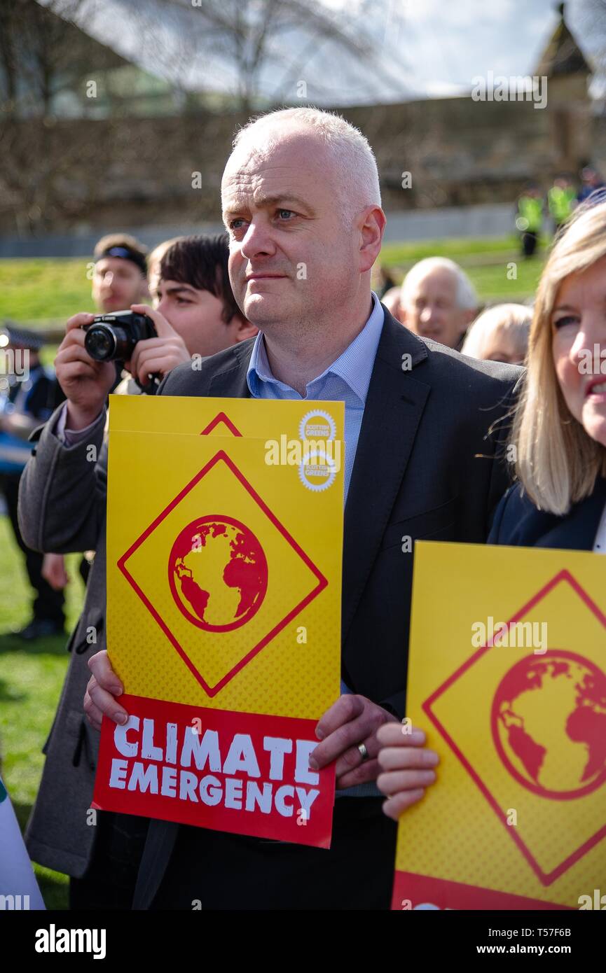 Edinburgh, Lothian, Regno Unito. 2 apr, 2019. Verdi scozzese MSP Mark Ruskell visto tenendo un cartello durante la protesta.gli attivisti ambientali in scena una protesta al di fuori del Parlamento scozzese a chiedere ai membri del parlamento scozzese per la maggiore urgenza per affrontare il cambiamento climatico. Il tema della protesta è stata ''Esecuzione fuori del tempo'', i membri del Parlamento scozzese sono state discutendo su una nuova legge che forma il clima piani per i prossimi decenni. Credito: Stewart Kirby SOPA/images/ZUMA filo/Alamy Live News Foto Stock