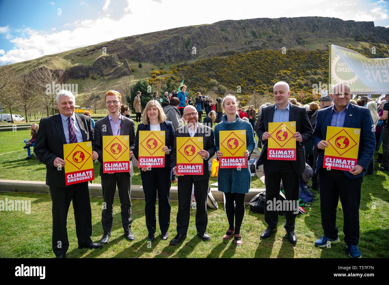 Edinburgh, Lothian, Regno Unito. 2 apr, 2019. Scottish Greens MSPs (L-R) John Finnie, Ross Greer, Alison Johnstone, Patrick Harvie, Mark Ruskell e Andy Wightman visto holding cartelloni durante la protesta.gli attivisti ambientali in scena una protesta al di fuori del Parlamento scozzese a chiedere ai membri del parlamento scozzese per la maggiore urgenza per affrontare il cambiamento climatico. Il tema della protesta è stata ''Esecuzione fuori del tempo'', i membri del Parlamento scozzese sono state discutendo su una nuova legge che forma il clima piani per i prossimi decenni. (Credito Immagine: © Stewart Kirby/SOPA immagini via ZU Foto Stock