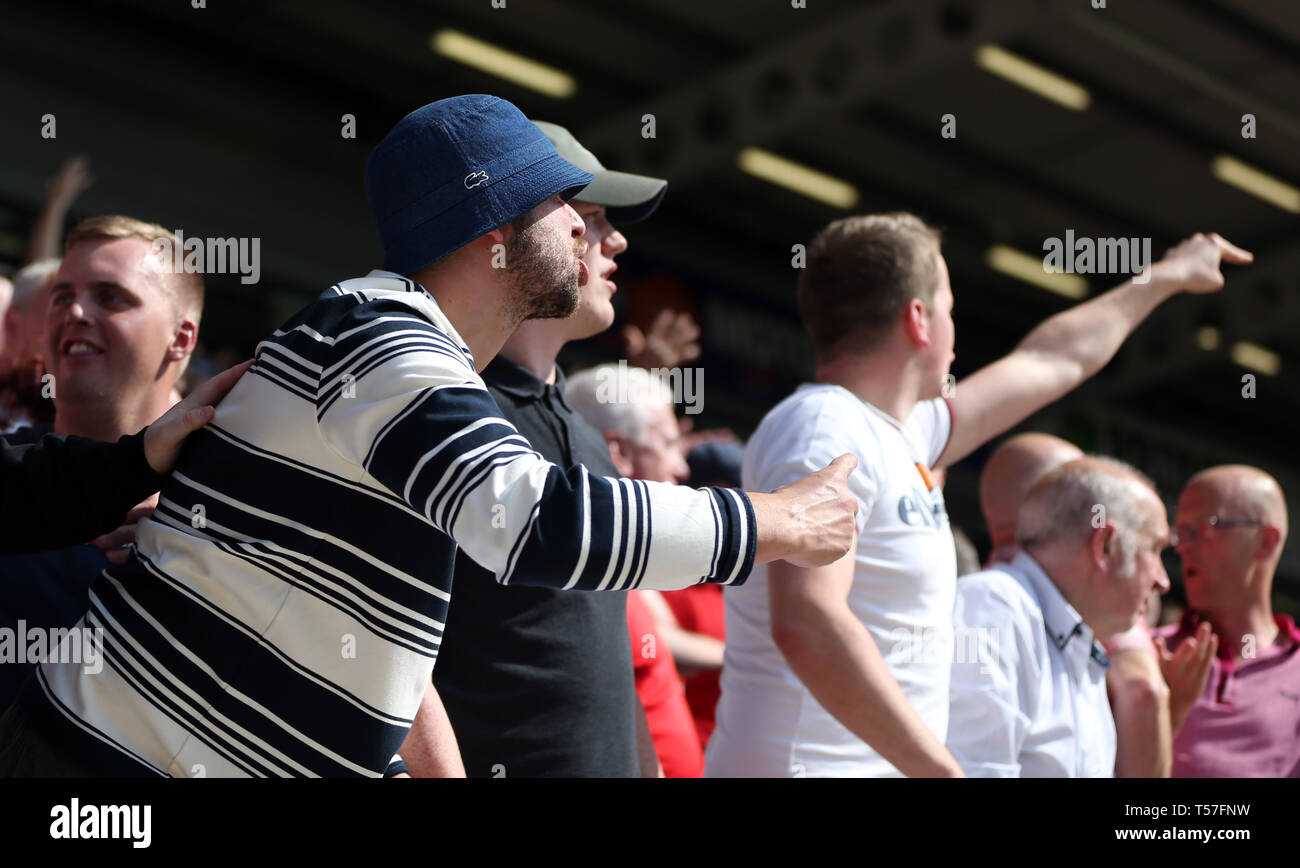 Peterborough, Regno Unito. 22 apr, 2019. Sunderland tifosi durante il cielo scommettere League 1 match tra Peterborough e Sunderland a London Road, Peterborough. (Credit: Chris Booth | MI News) solo uso editoriale, è richiesta una licenza per uso commerciale. Nessun uso in scommesse, giochi o un singolo giocatore/club/league pubblicazioni. La fotografia può essere utilizzata solo per il giornale e/o rivista scopi editoriali. Credito: MI News & Sport /Alamy Live News Foto Stock