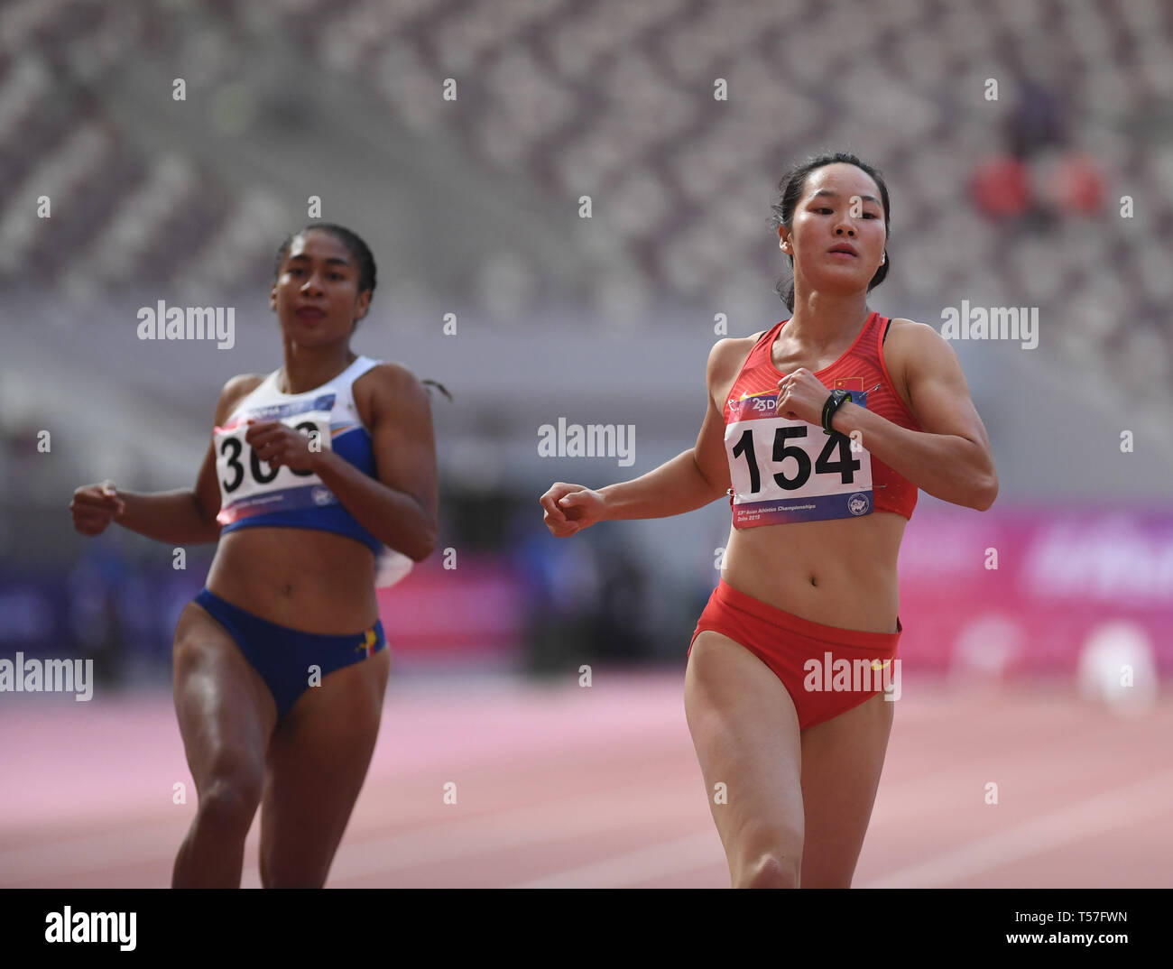 (190422) -- DOHA, Aprile 22, 2019 (Xinhua) -- Wei Yongli (R) della Cina compete in donne 100m semifinale durante il ventitreesimo Asian Athletics Championships Al Khalifa International Stadium di Doha, capitale del Qatar, 22 aprile 2019. (Xinhua/Wu Huiwo) Foto Stock