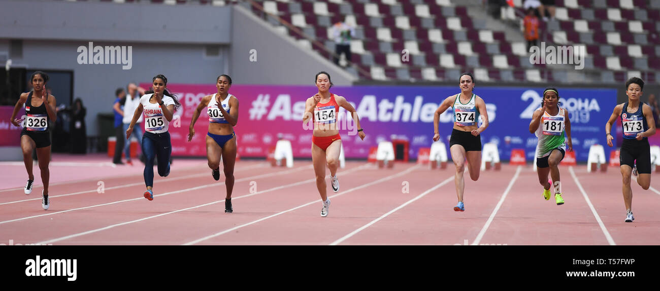 (190422) -- DOHA, Aprile 22, 2019 (Xinhua) -- Wei Yongli (C) della Cina compete in donne 100m semifinale durante il ventitreesimo Asian Athletics Championships Al Khalifa International Stadium di Doha, capitale del Qatar, 22 aprile 2019. (Xinhua/Wu Huiwo) Foto Stock