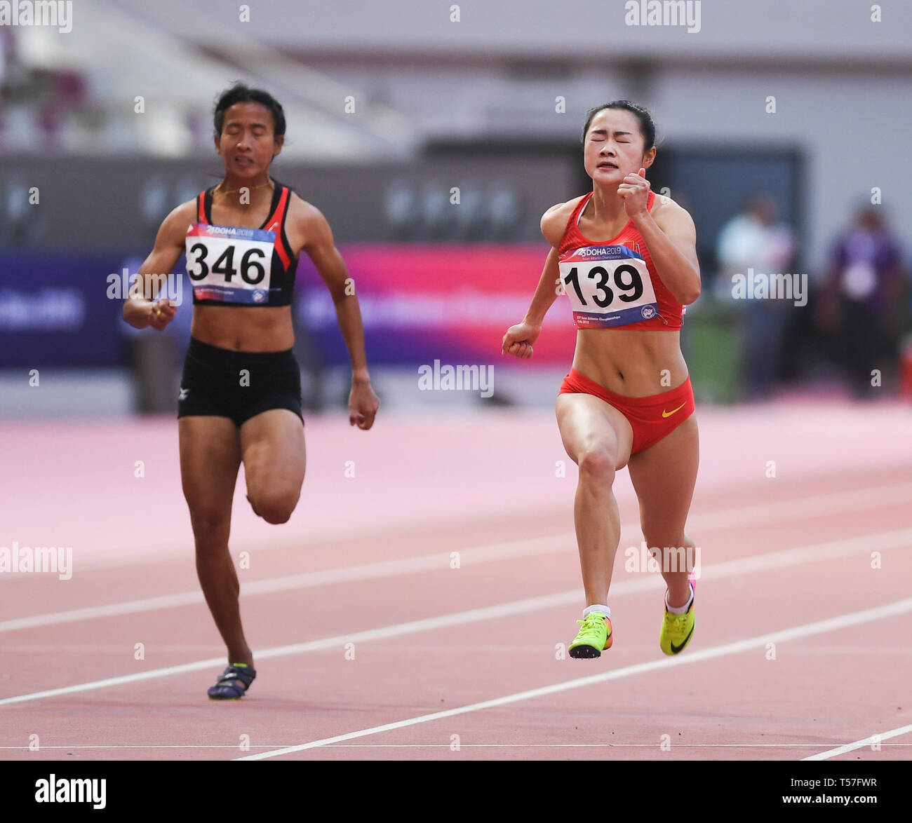 (190422) -- DOHA, Aprile 22, 2019 (Xinhua) -- Liang Antonio (R) della Cina compete in donne 100m semifinale durante il ventitreesimo Asian Athletics Championships Al Khalifa International Stadium di Doha, capitale del Qatar, 22 aprile 2019. (Xinhua/Wu Huiwo) Foto Stock