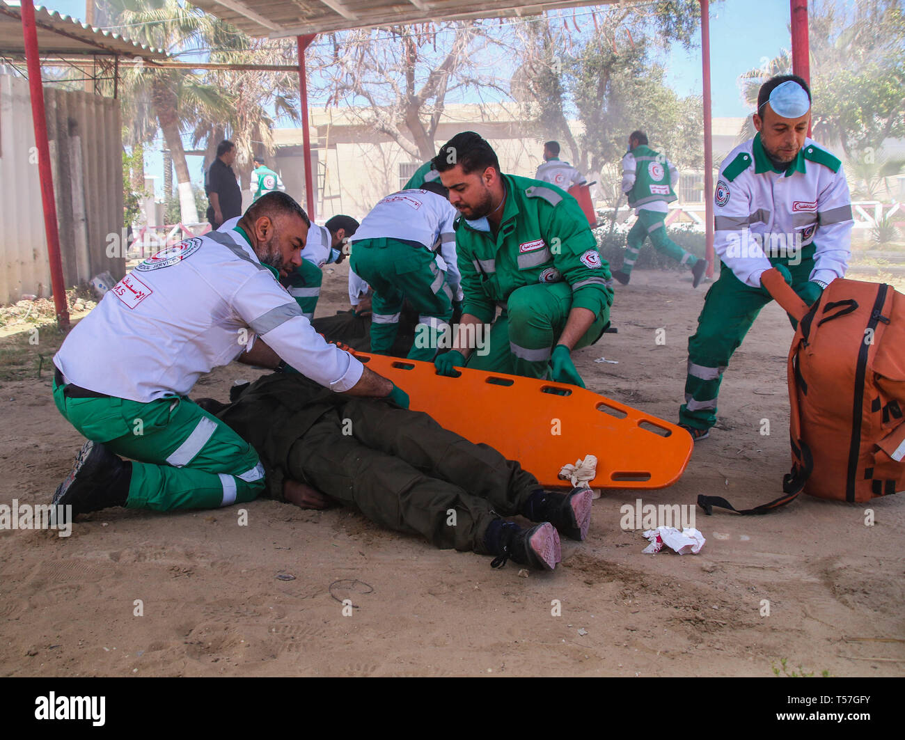 La città di Gaza, Palestina, 22 aprile 2019. La striscia di Gaza direzione generale militare di servizi medici inaugurano un nuovo salvataggio e centro di emergenza presso la sede di Ansar, a ovest della città di Gaza. 22 apr, 2019. Il Maggiore Generale Tawfiq Abu Naim, il comandante generale della sicurezza interna di forze nella Striscia di Gaza, ha preso parte all'evento, che incluse esercitazioni di evacuazione e le procedure di emergenza effettuate da Gaza paramedici e ambulanza credito personale: Ahmad Hasaballah/IMAGESLIVE/ZUMA filo/Alamy Live News Foto Stock