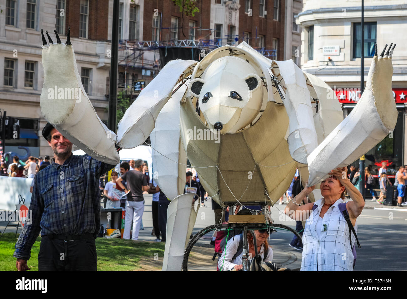 Marble Arch, Londra, Regno Unito. 22 apr, 2019. Un gigante, triste guardando orso polare roam il sito. Gli attivisti ancora una volta protestare pacificamente in gran parte sotto il sole a Marble Arch. Gli attivisti sono stati torna a Marble Arch - il solo Met-sanzionato spazio di protesta - Lunedì, come attivisti si sono incontrati per pianificare la settimana in anticipo. Il Marbe Arch sito include una grande area di tendoni per i manifestanti per dormire e di riposo. Credito: Imageplotter/Alamy Live News Foto Stock