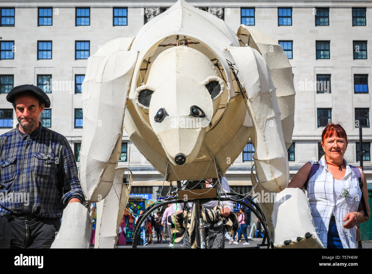 Marble Arch, Londra, Regno Unito. 22 apr, 2019. Un gigante, triste guardando orso polare roam il sito. Gli attivisti ancora una volta protestare pacificamente in gran parte sotto il sole a Marble Arch. Gli attivisti sono stati torna a Marble Arch - il solo Met-sanzionato spazio di protesta - Lunedì, come attivisti si sono incontrati per pianificare la settimana in anticipo. Il Marbe Arch sito include una grande area di tendoni per i manifestanti per dormire e di riposo. Credito: Imageplotter/Alamy Live News Foto Stock