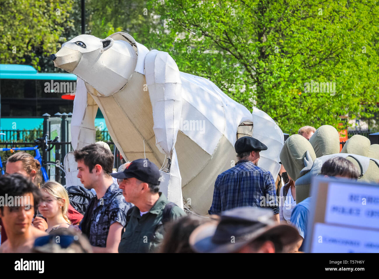 Marble Arch, Londra, Regno Unito. 22 apr, 2019. Un gigante, triste guardando orso polare roam il sito. Gli attivisti ancora una volta protestare pacificamente in gran parte sotto il sole a Marble Arch. Gli attivisti sono stati torna a Marble Arch - il solo Met-sanzionato spazio di protesta - Lunedì, come attivisti si sono incontrati per pianificare la settimana in anticipo. Il Marbe Arch sito include una grande area di tendoni per i manifestanti per dormire e di riposo. Credito: Imageplotter/Alamy Live News Foto Stock