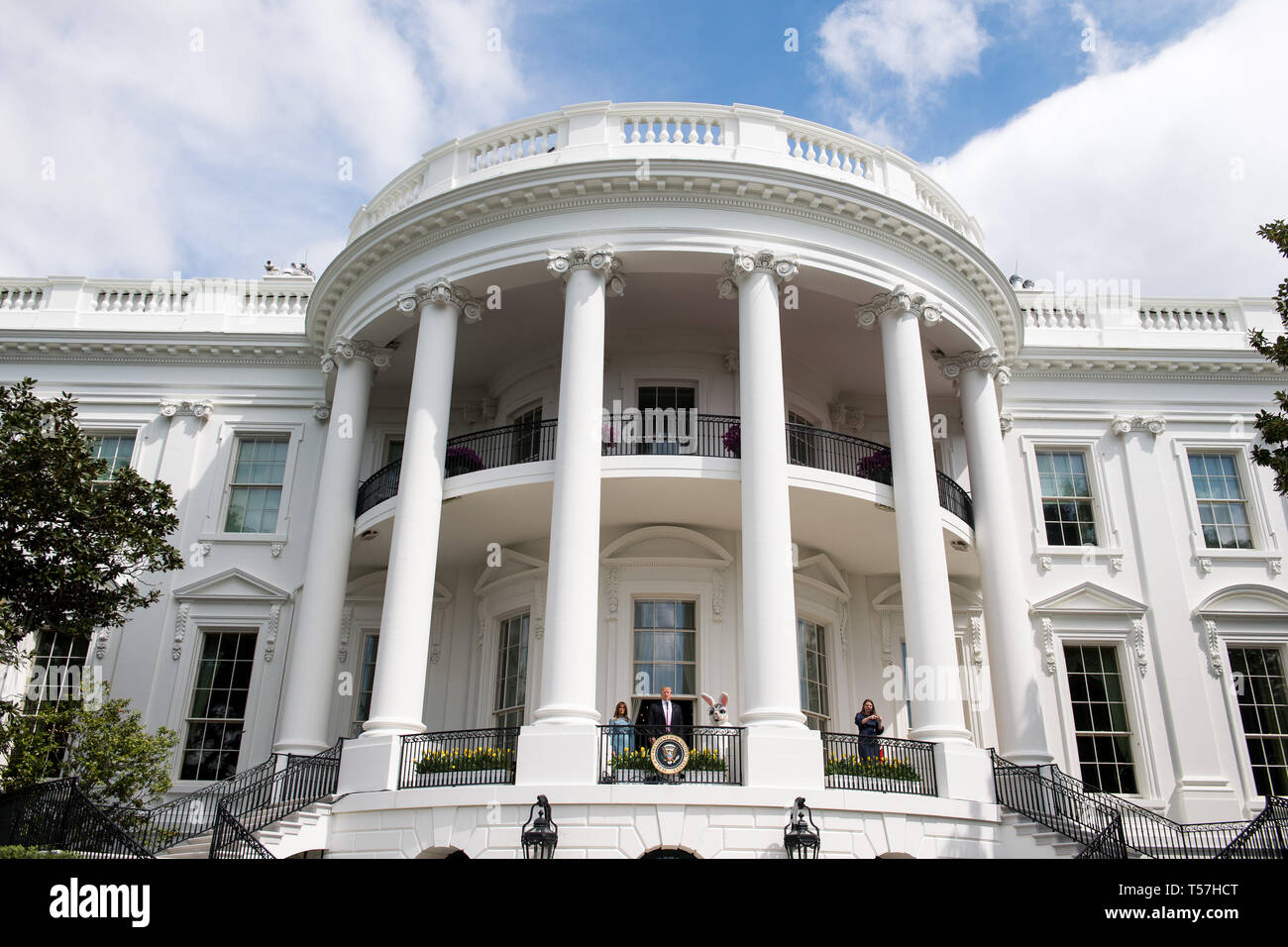 Washington, Stati Uniti d'America. 22 apr, 2019. Il Presidente degli Stati Uniti, Trump, accompagnato dalla First Lady Melania Trump e il coniglietto di Pasqua, offre commento al White House Easter Egg Roll alla Casa Bianca di Washington il 22 aprile 2019. Credito: Kevin Dietsch/Piscina via CNP | Utilizzo di credito in tutto il mondo: dpa/Alamy Live News Foto Stock