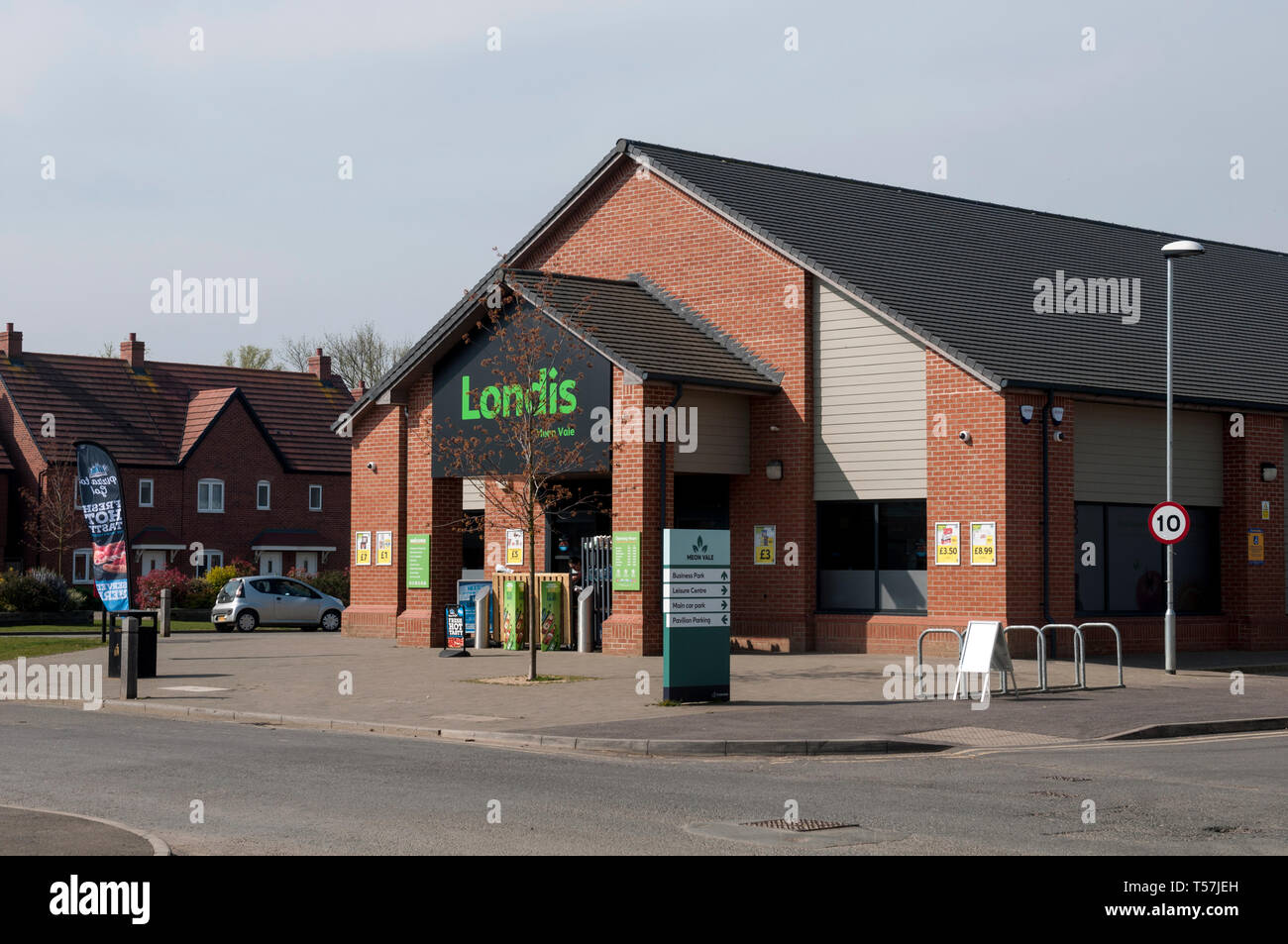 Londis store, Meon Vale, Long Marston, Warwickshire, Inghilterra, Regno Unito Foto Stock
