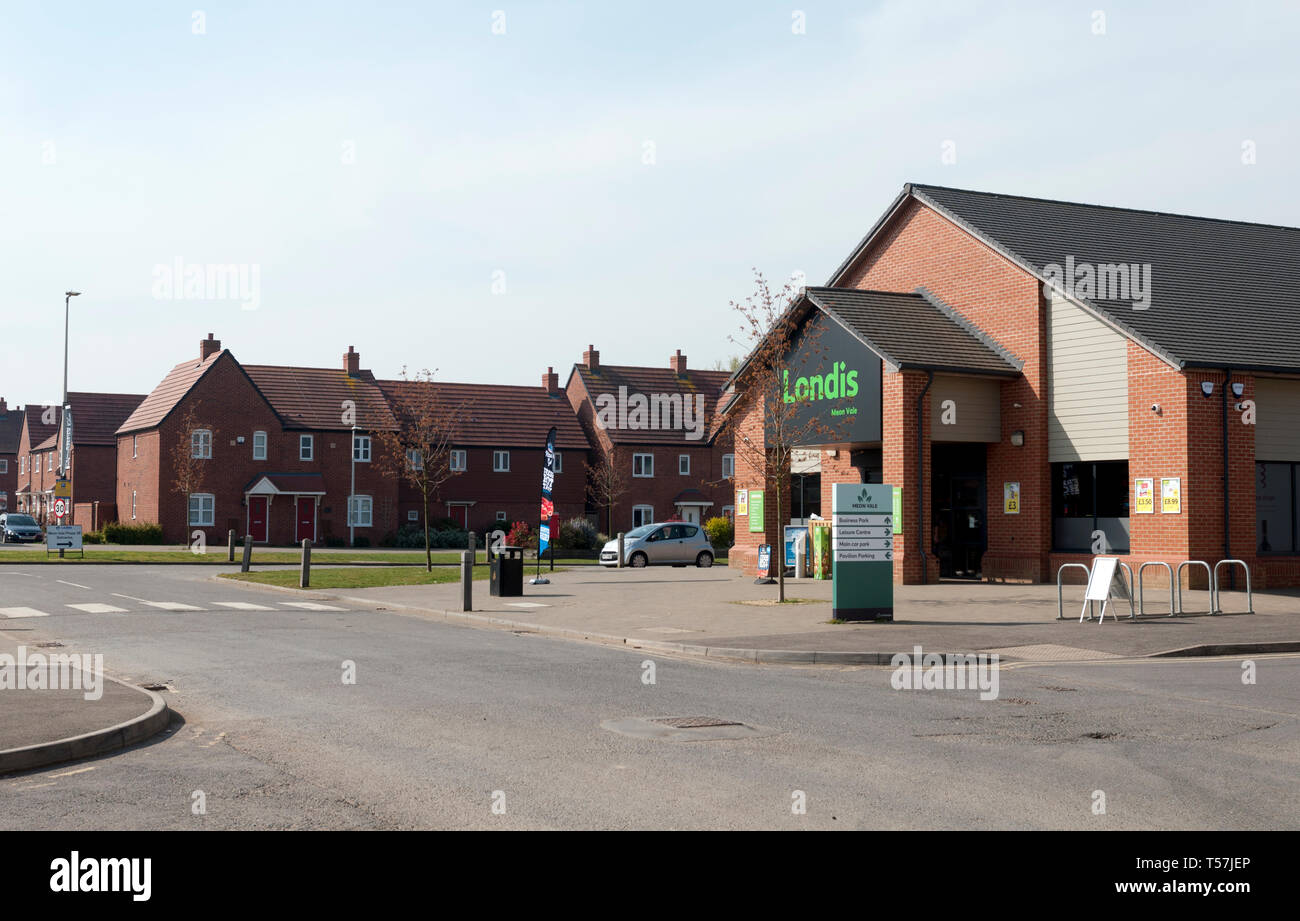 Londis store e case, Meon Vale, Long Marston, Warwickshire, Inghilterra, Regno Unito Foto Stock