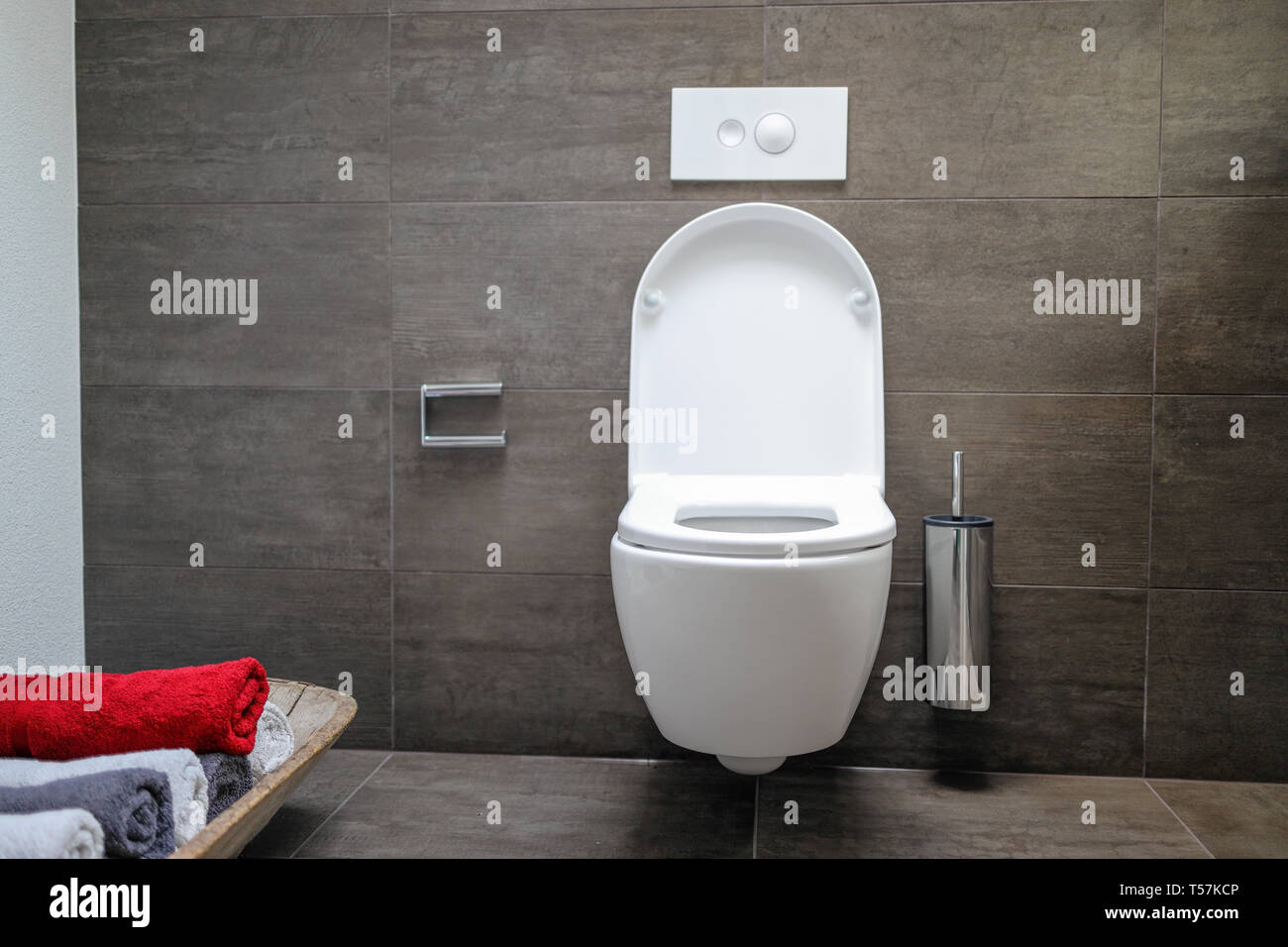 Pulire il wc bagno. Nessun foglio di carta Foto Stock