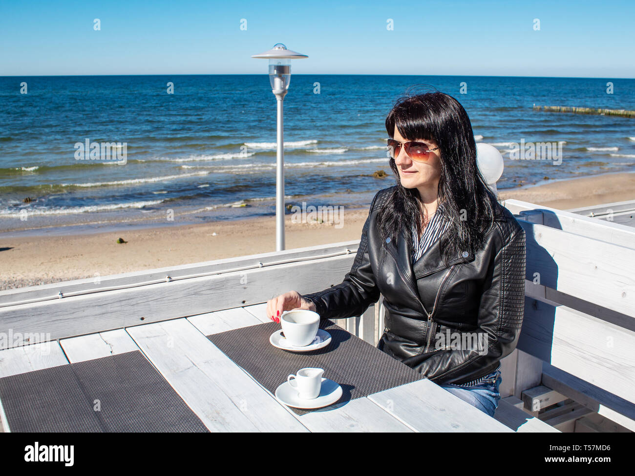 Occhiali da sole tazza di caffè sul tavolo nella caffetteria immagini e  fotografie stock ad alta risoluzione - Alamy