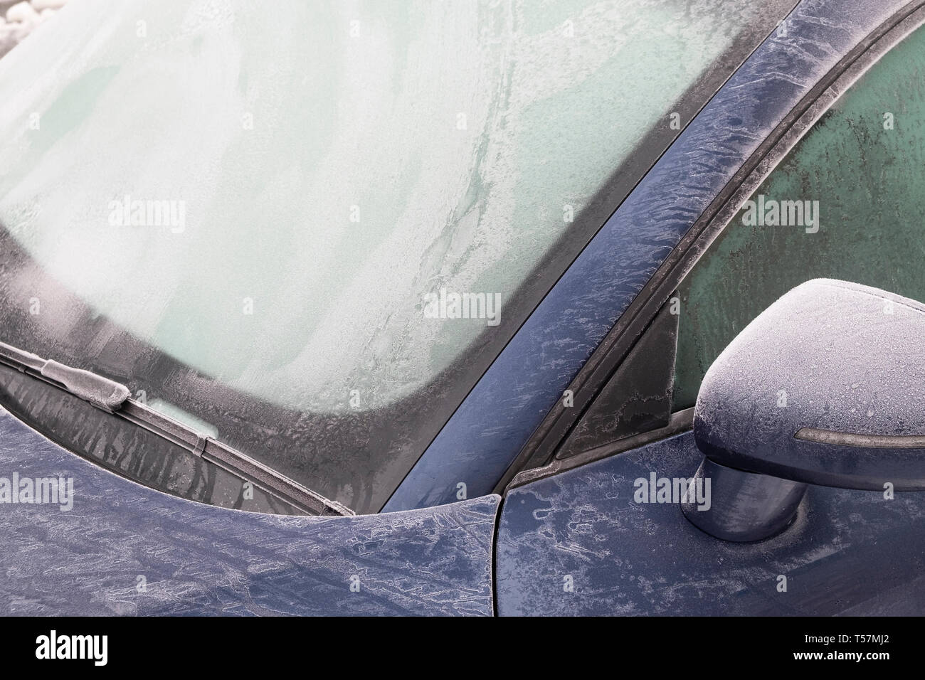Audi TT congelato e coperto di ghiaccio Foto Stock