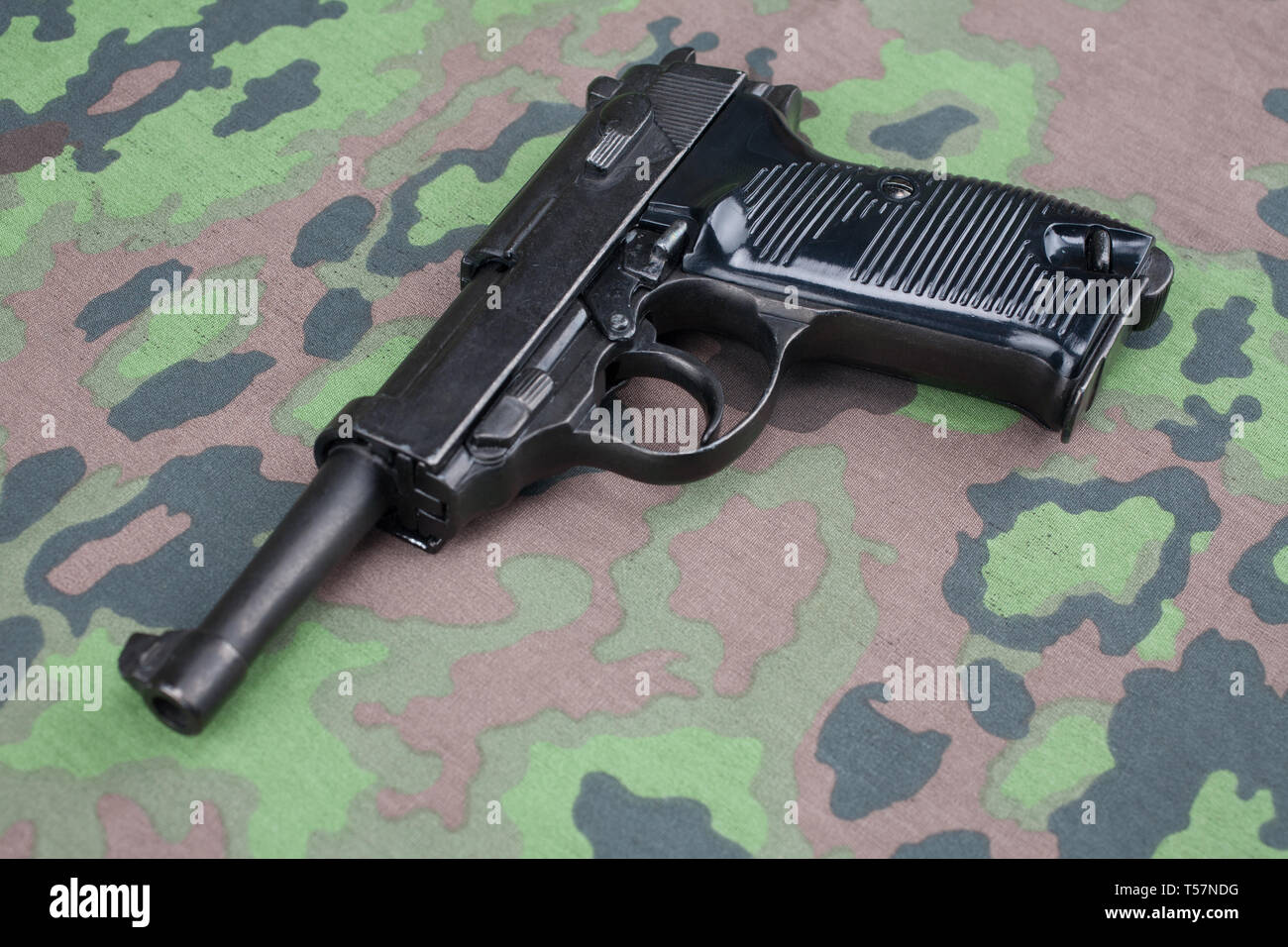 Durante la Seconda guerra mondiale era nazista esercito tedesco 9 mm pistola semi-automatica su mimetizzata sfondo uniforme Foto Stock