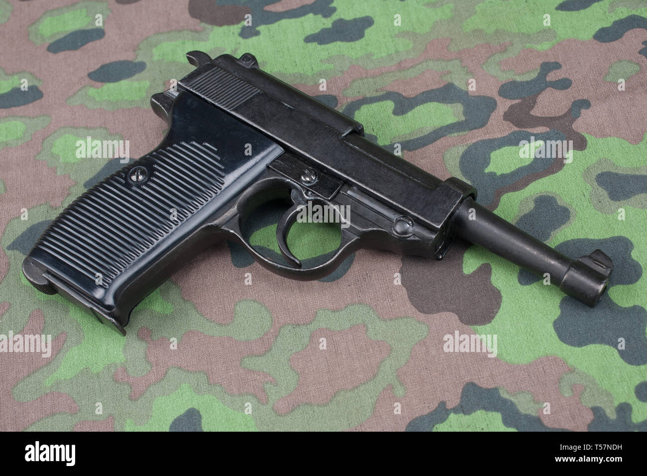 Durante la Seconda guerra mondiale era nazista esercito tedesco 9 mm pistola semi-automatica su mimetizzata sfondo uniforme Foto Stock