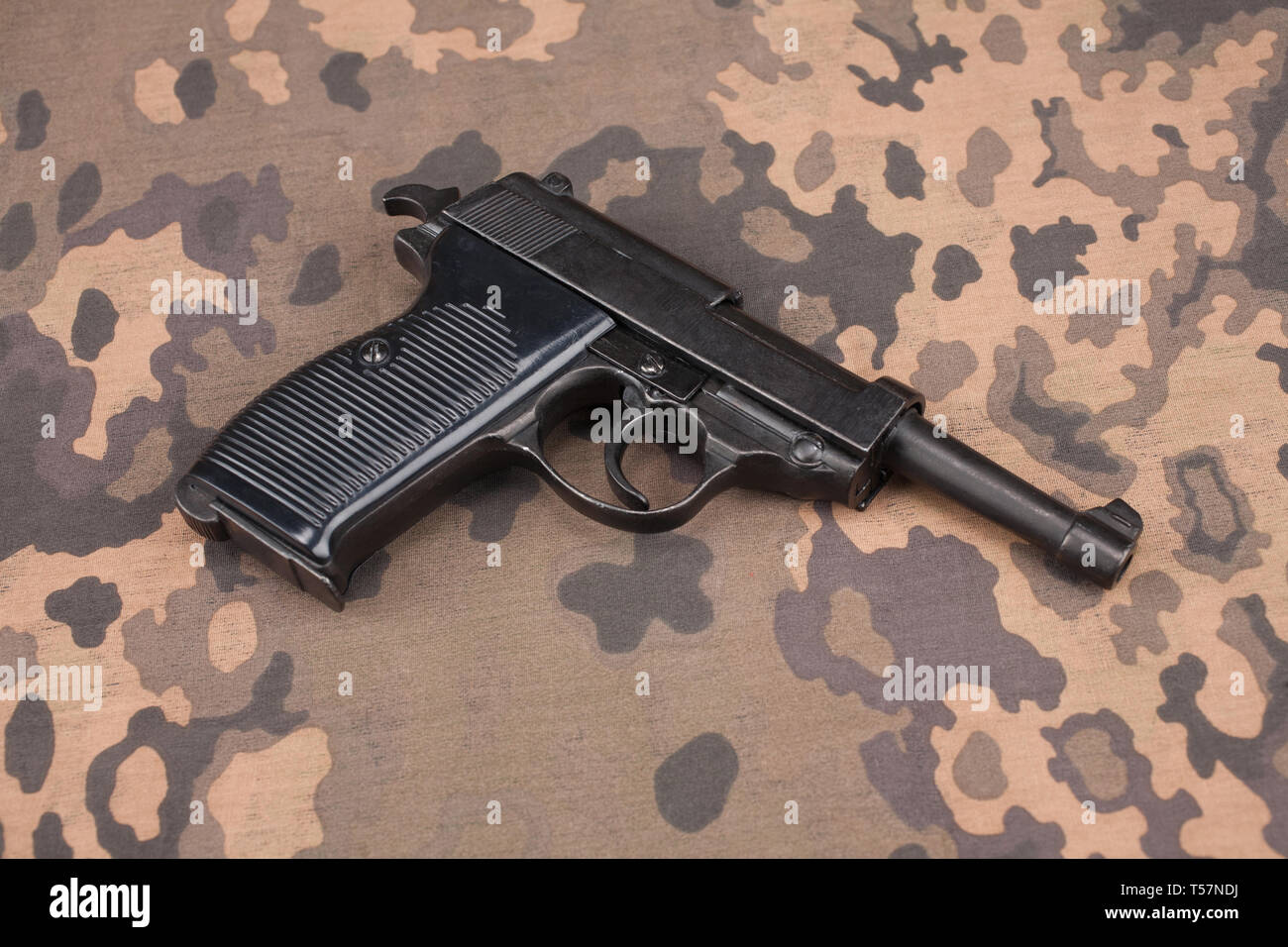 Durante la Seconda guerra mondiale era nazista esercito tedesco 9 mm pistola semi-automatica su mimetizzata sfondo uniforme Foto Stock
