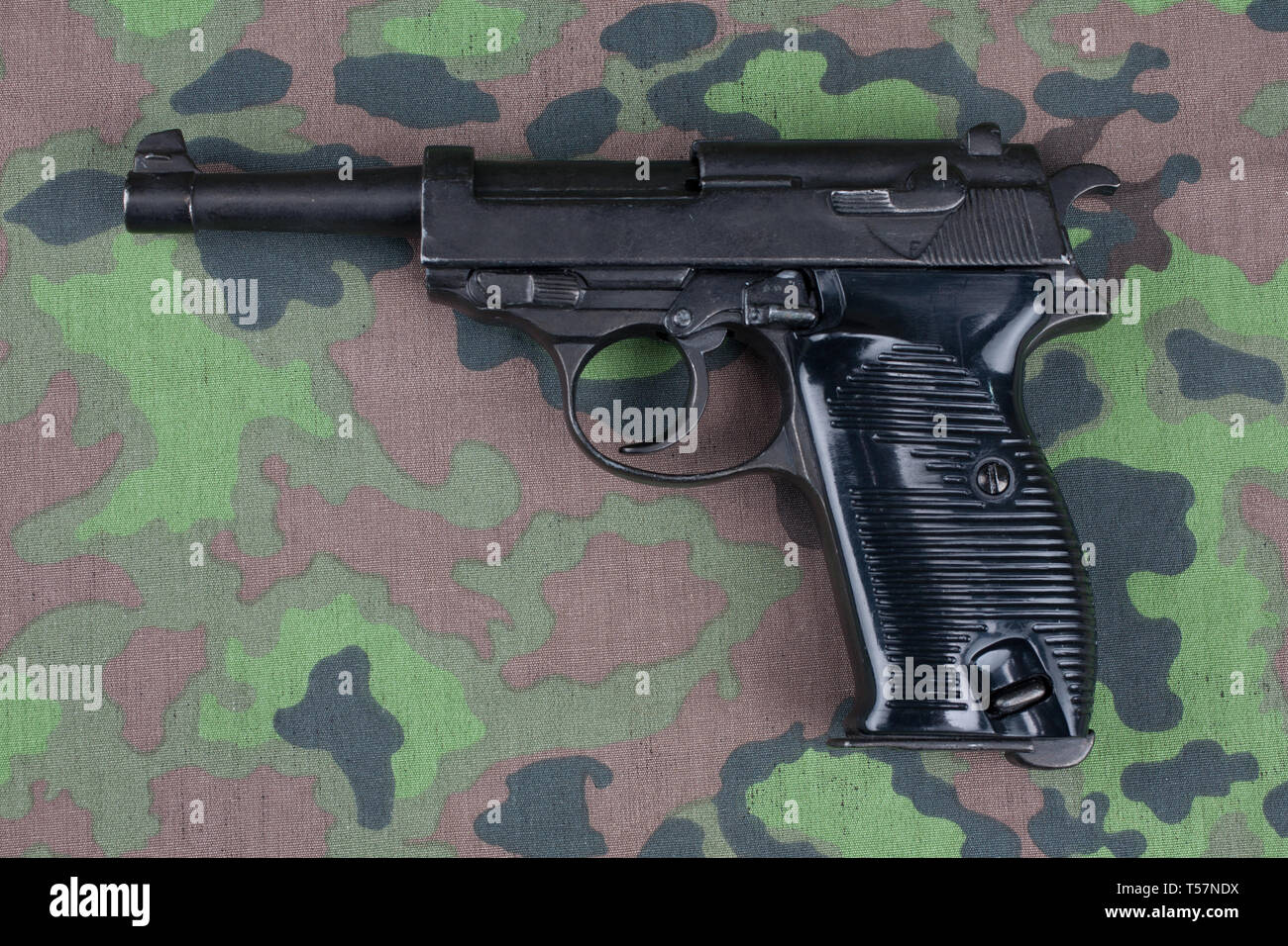 Durante la Seconda guerra mondiale era nazista esercito tedesco 9 mm pistola semi-automatica su mimetizzata sfondo uniforme Foto Stock