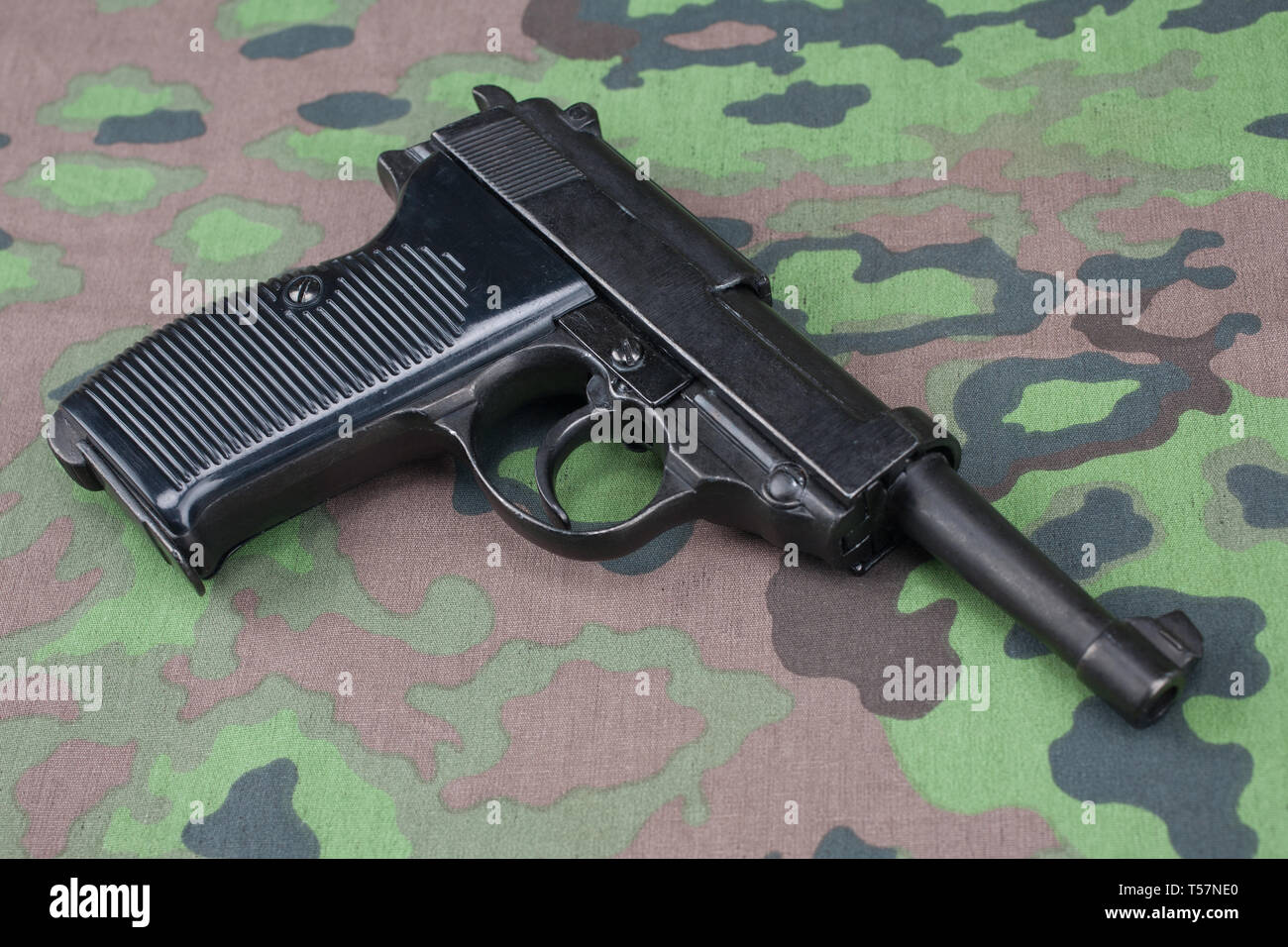 Durante la Seconda guerra mondiale era nazista esercito tedesco 9 mm pistola semi-automatica su mimetizzata sfondo uniforme Foto Stock