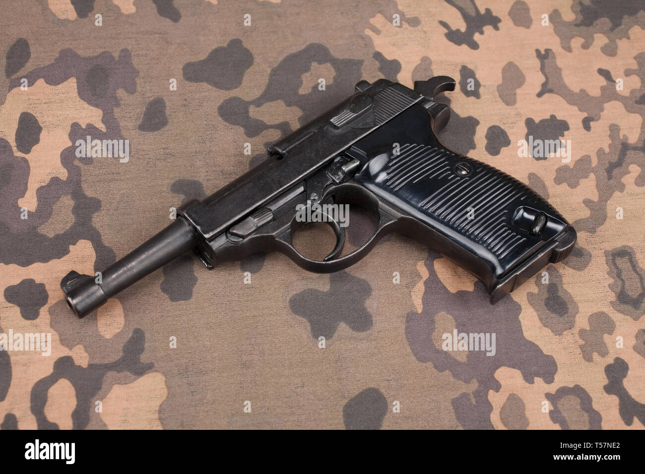 Durante la Seconda guerra mondiale era nazista esercito tedesco 9 mm pistola semi-automatica su mimetizzata sfondo uniforme Foto Stock